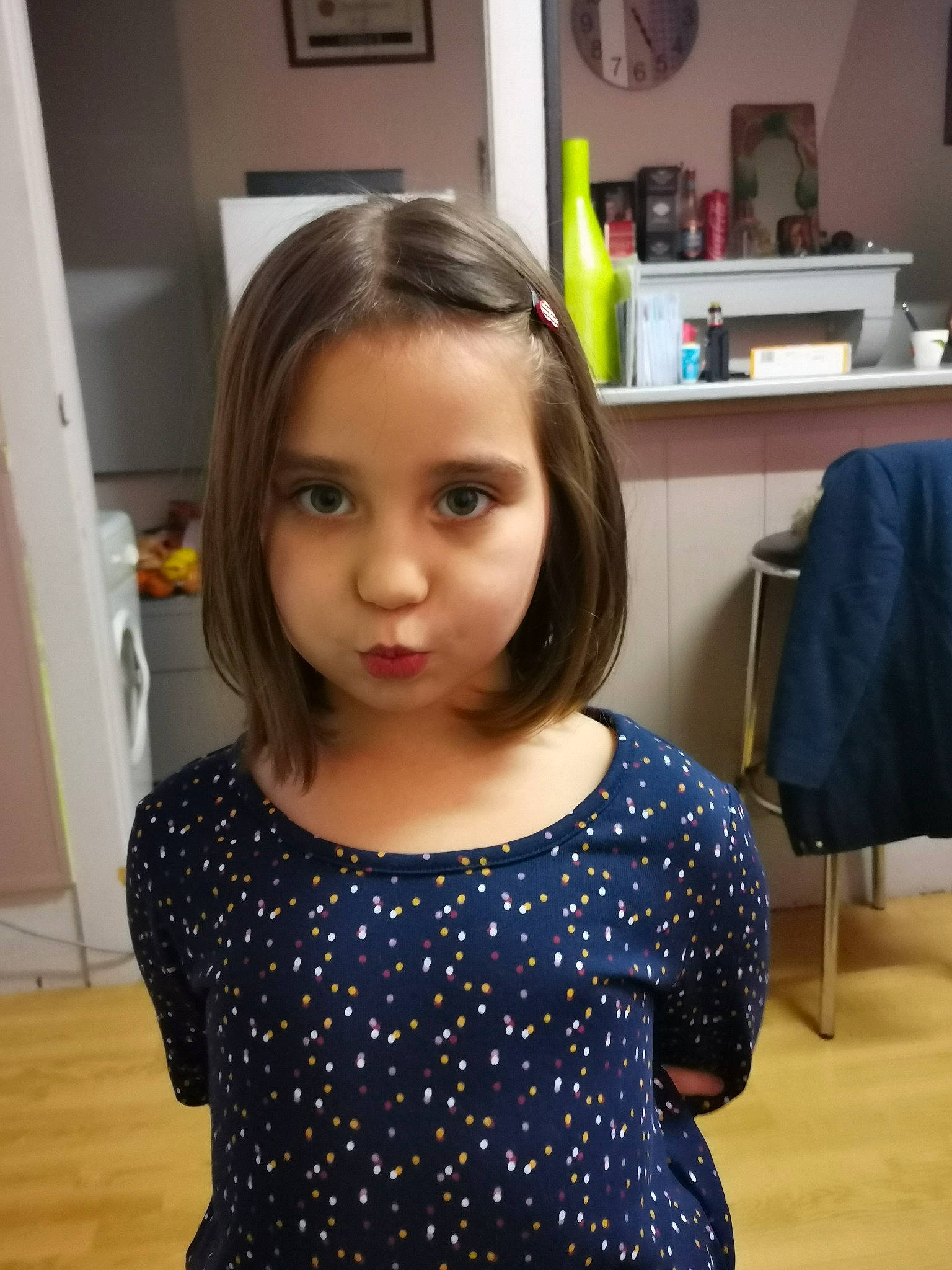 Inès a rejoint le concours — aidez-le/la à gagner de superbes lots ! baby_toddler_clothing, blond, chair, child, electric_blue, flooring, fun, hair, hairstyle, happy, iris, long_hair, neck, pattern, person, shoulder, sleeve, standing, t_shirt, toddler