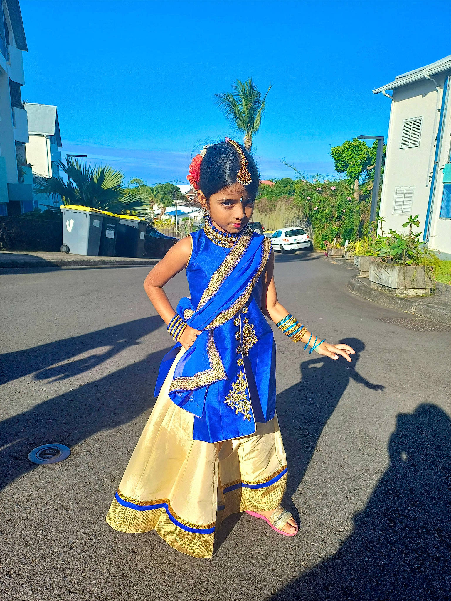 Jaya participe au concours pour gagner de l'argent avec cette photo : asphalt, car, cosplay, costume, electric_blue, fun, happy, leisure, palm_tree, person, plant, recreation, road, road_surface, sky, street, toddler, tourism, travel, tree