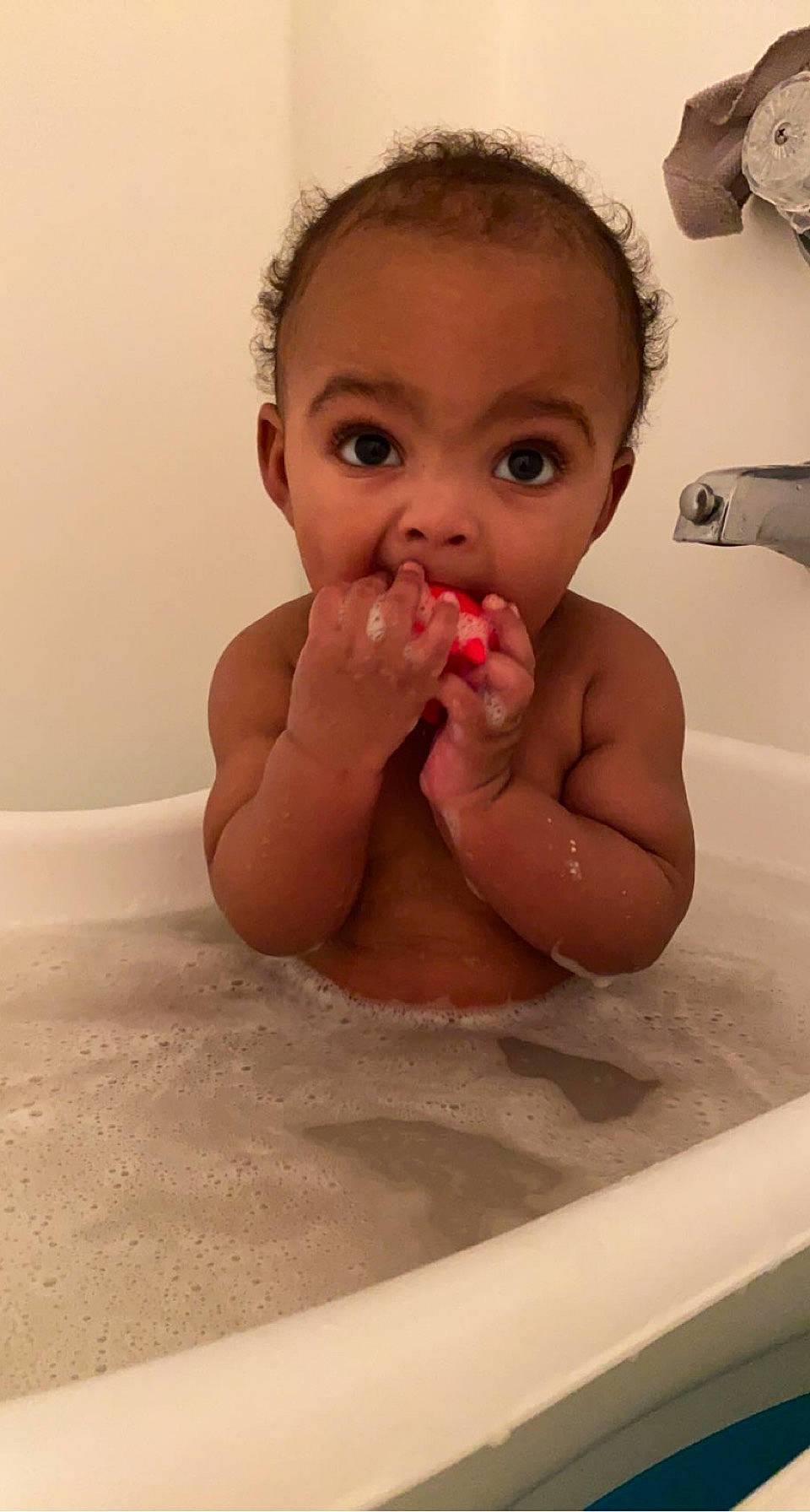 Khamari is registered to the contest to win money with this photo: arm, baby, baby_bathing, bathing, bathroom, bathtub, cheek, chest, finger, fluid, gesture, hand, lip, mouth, neck, nose, organ, person, product, skin