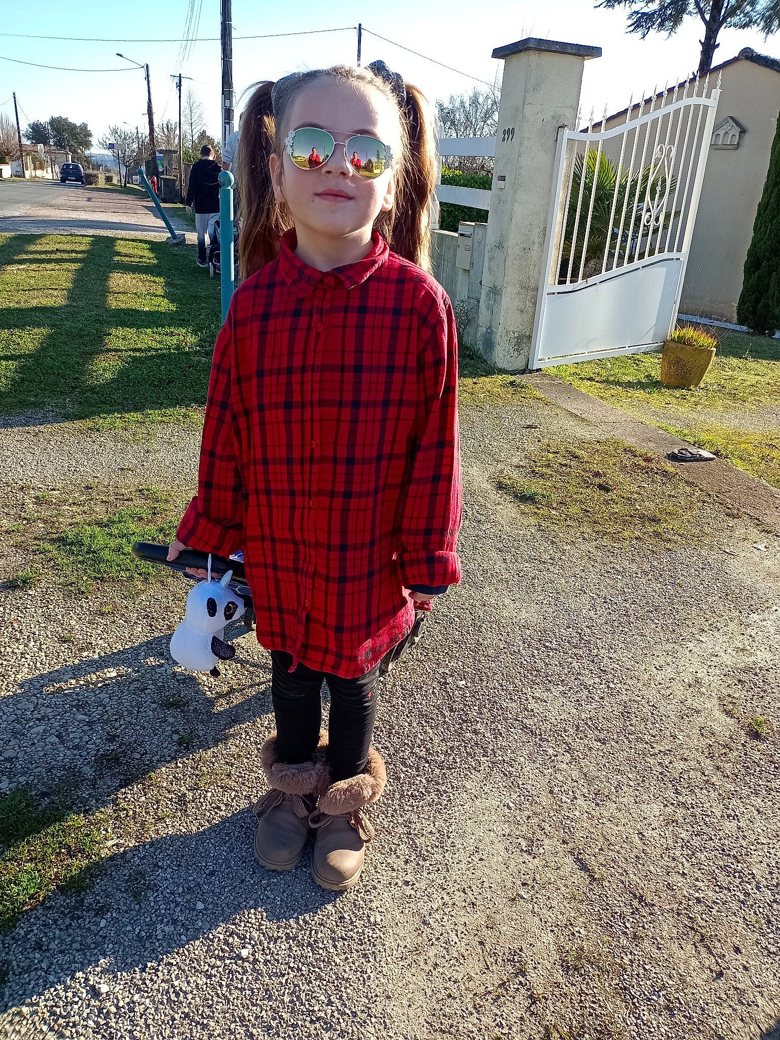Leelou a rejoint le concours — aidez-le/la à gagner de superbes lots ! asphalt, blazer, denim, eyewear, fun, grass, headgear, leisure, person, plaid, plant, recreation, road_surface, sidewalk, sky, sleeve, street_fashion, tartan, toddler, tree