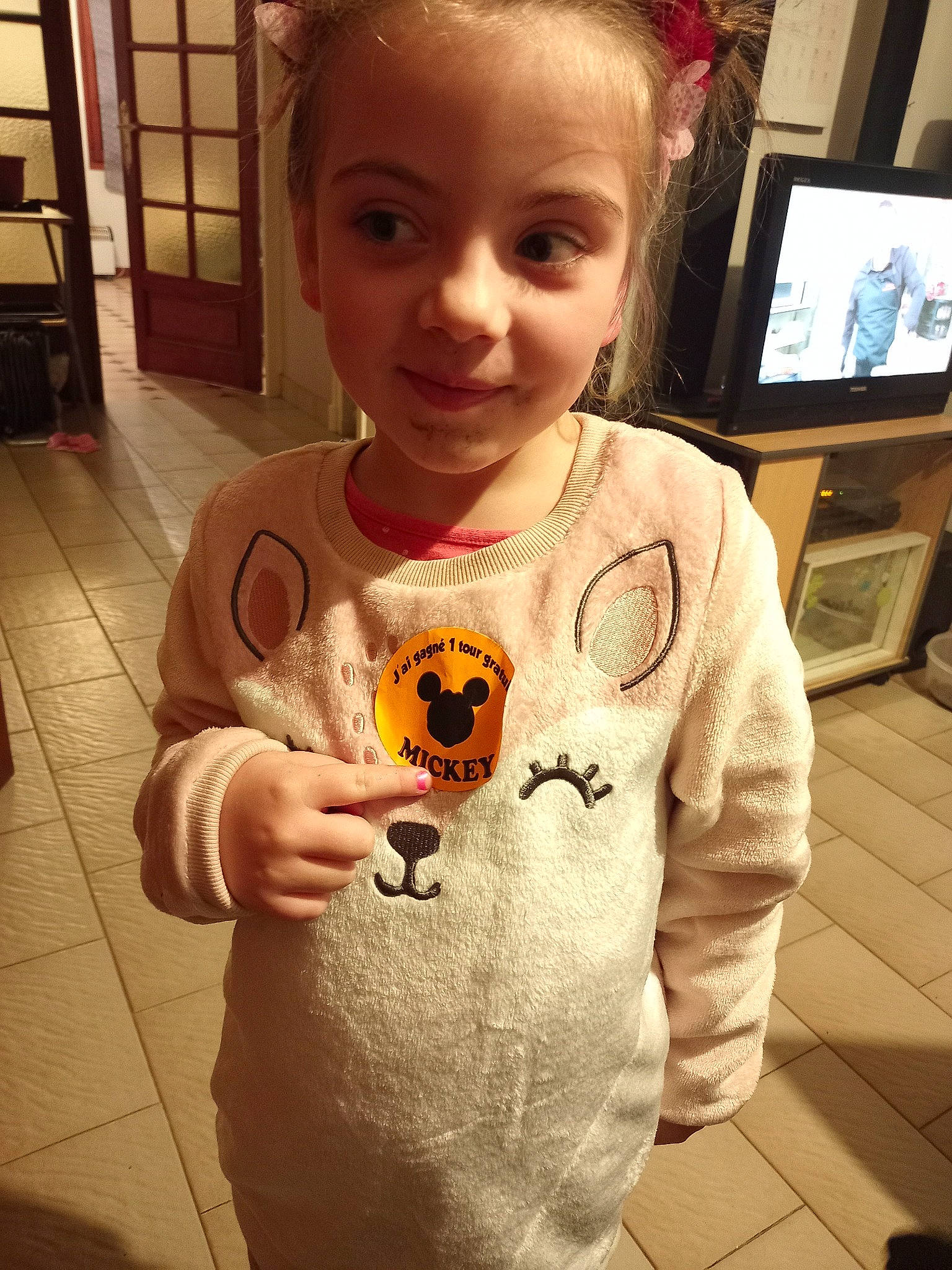 Leelou participe au concours pour gagner de l'argent avec cette photo : arm, cheek, cool, eyewear, finger, gesture, happy, head, iris, mouth, nose, person, shirt, shoulder, sleeve, smile, standing, t_shirt, television, thumb