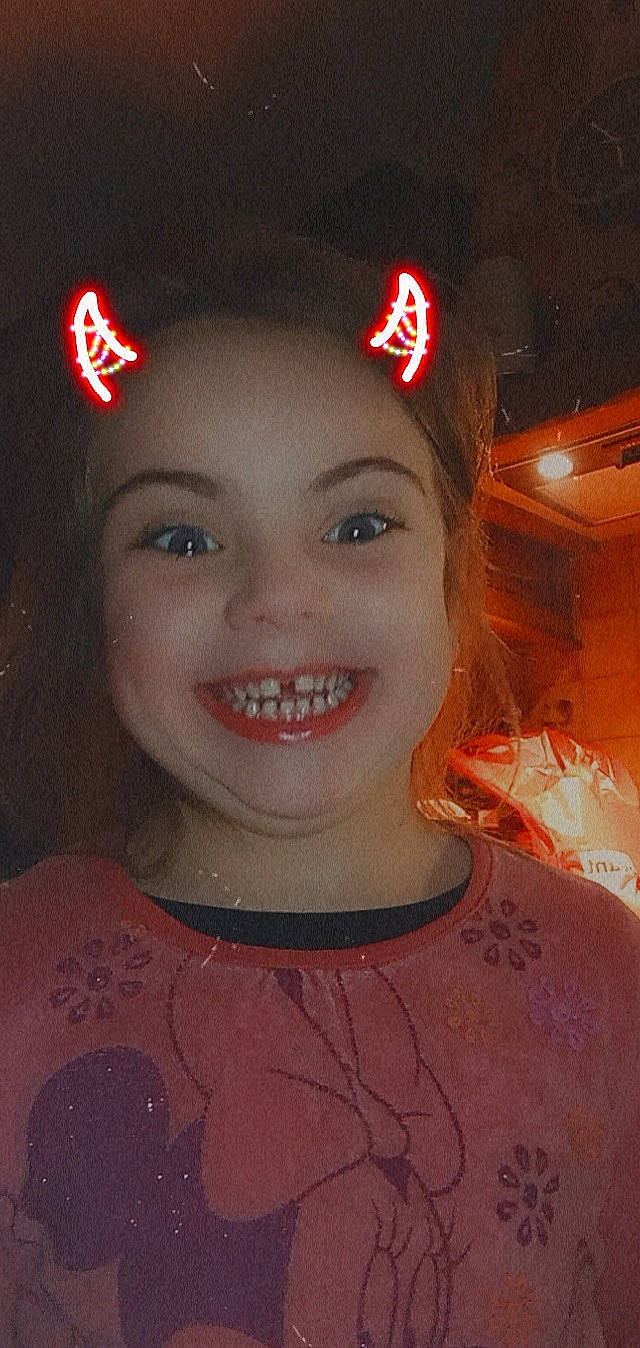 Leelou a rejoint le concours — aidez-le/la à gagner de superbes lots ! beauty, cap, chin, cool, eyebrow, eyelash, facial_expression, fashion, flash_photography, fun, hairstyle, happy, jaw, jewellery, joy, lip, lipstick, magenta, organ, person