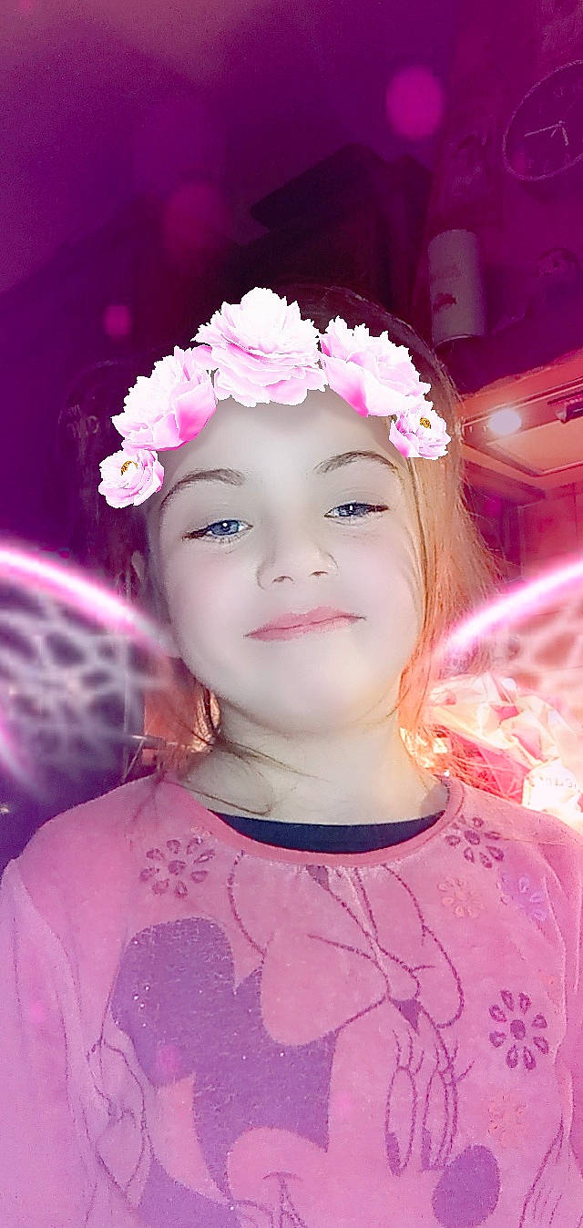 Leelou a rejoint le concours — aidez-le/la à gagner de superbes lots ! baby_toddler_clothing, cheek, eye, eyebrow, eyelash, face, flash_photography, flower, hairstyle, happy, head, headgear, headwear, iris, joy, lip, person, pink, purple, skin