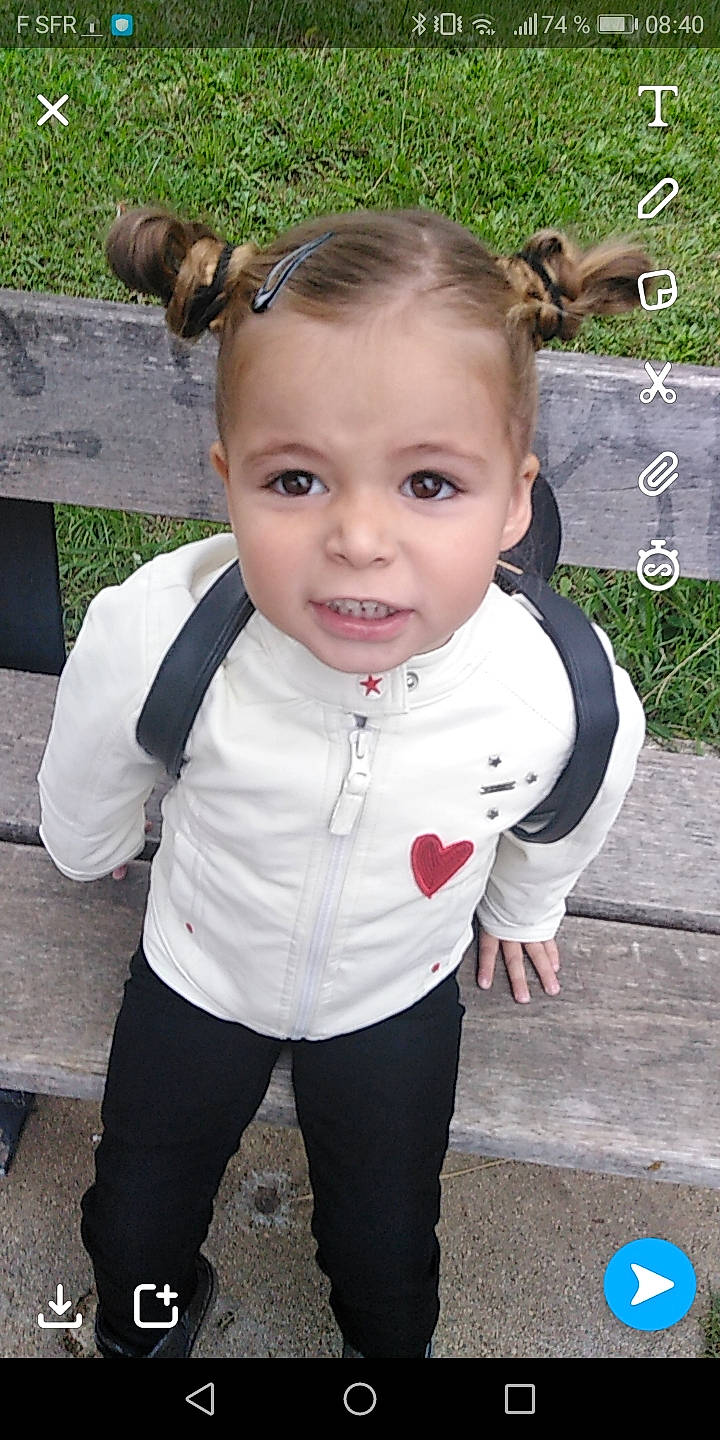 Timéa participe au concours pour gagner de l'argent avec cette photo : baby, baby_toddler_clothing, child, child_model, ear, face, grass, hair, hairstyle, head, person, photography, skin, smile, t_shirt, toddler