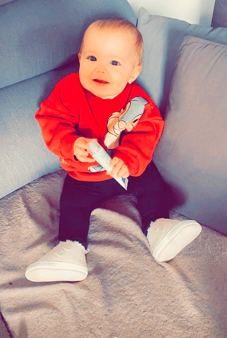 Layanna a rejoint le concours — aidez-le/la à gagner de superbes lots ! baby, baby_toddler_clothing, comfort, couch, eye, face, finger, flash_photography, happy, head, human_body, knee, leg, person, skin, sleeve, smile, t_shirt, textile, thigh