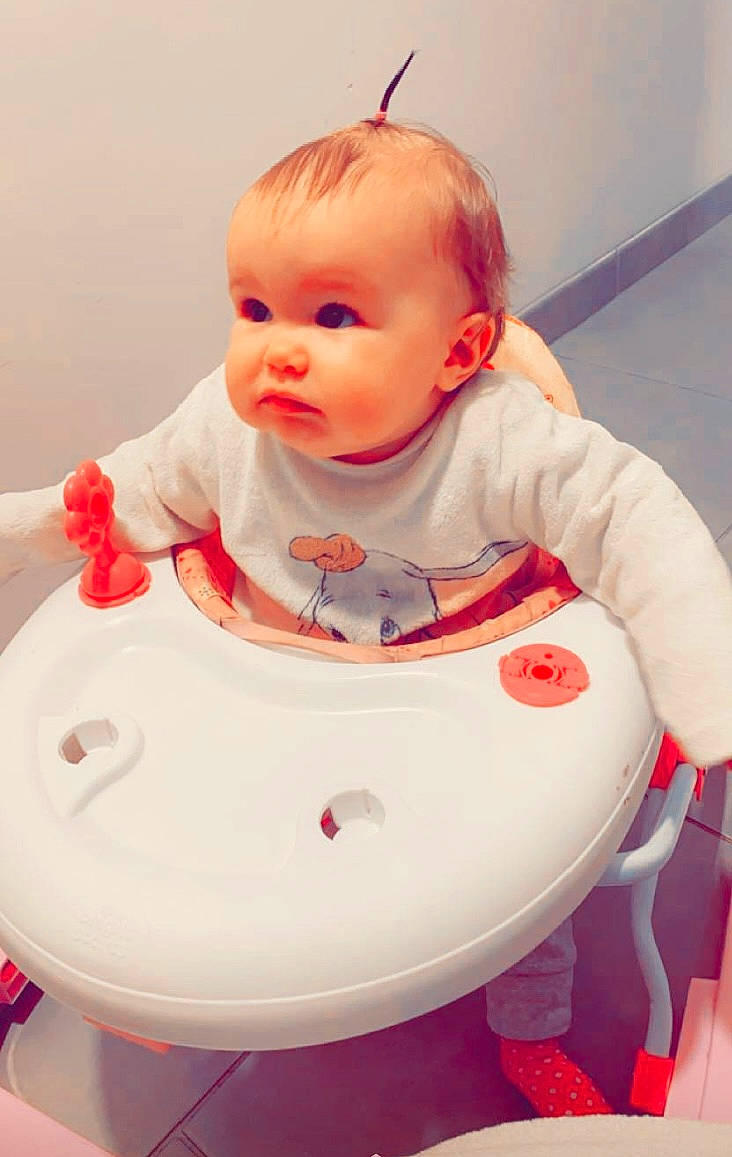 Layanna a rejoint le concours — aidez-le/la à gagner de superbes lots ! arm, baby, baby_products, baby_safety, baby_toddler_clothing, baby_toys, bathing, bib, carmine, cheek, child, face, fun, happy, mouth, person, play, sitting, sleeve, t_shirt