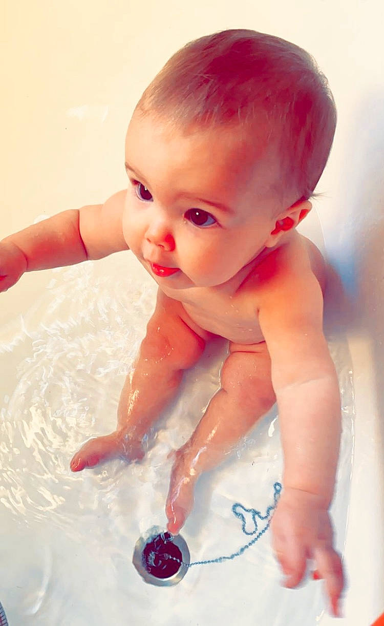 Layanna participe au concours pour gagner de l'argent avec cette photo : baby, baby_toddler_clothing, bath_toy, bathing, beauty, cheek, chest, child, finger, fluid, fun, gesture, happy, human_body, liquid, nail, person, skin, thumb, toddler