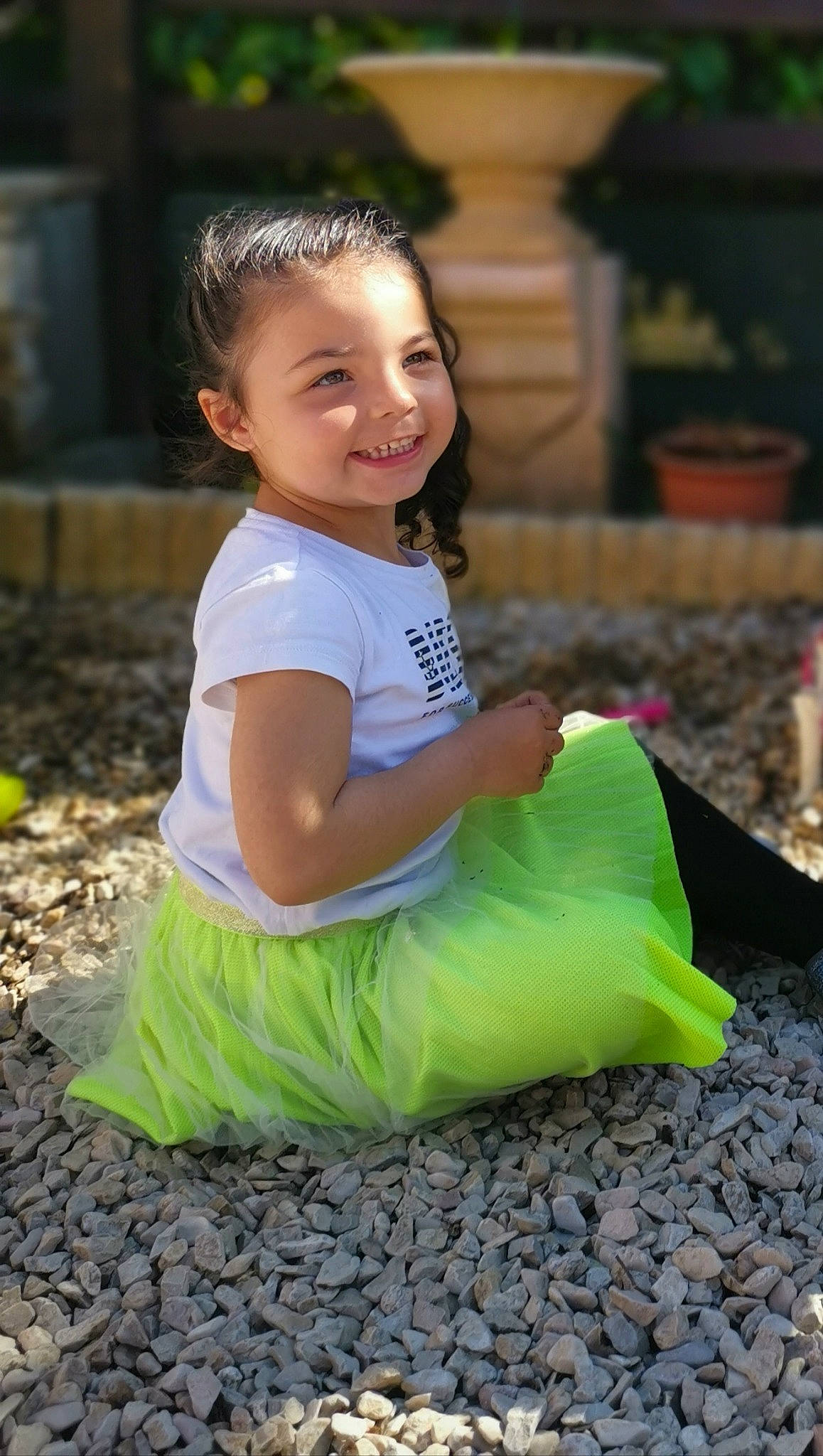 Maelya participe au concours pour gagner de l'argent avec cette photo : child, green, joy, person, play, sitting, smile, toddler