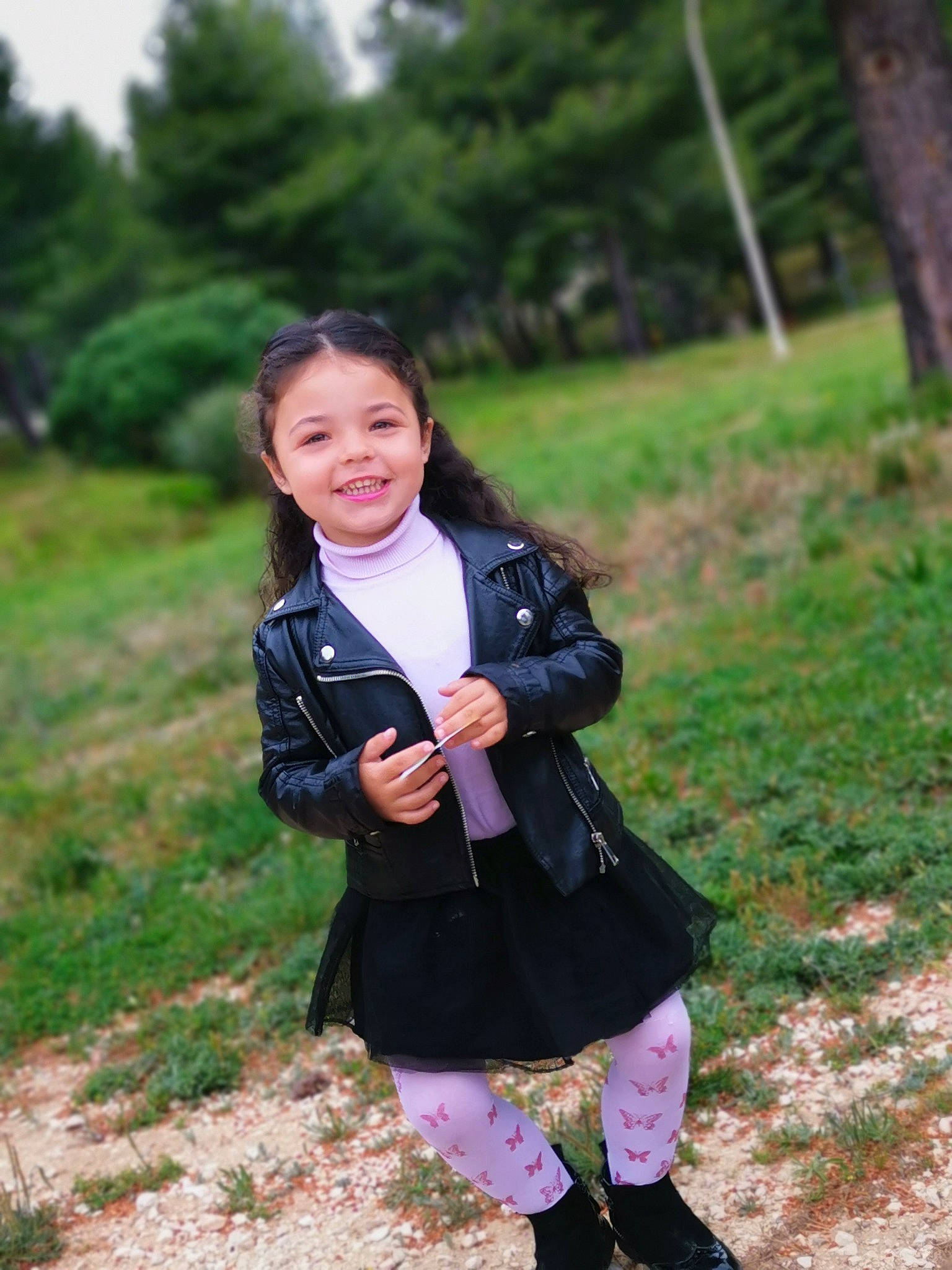 Maelya participe au concours pour gagner de l'argent avec cette photo : child, child_model, fun, grass, happy, jacket, joy, outerwear, person, photography, plant, play, smile, snapshot, toddler, tree, vacation