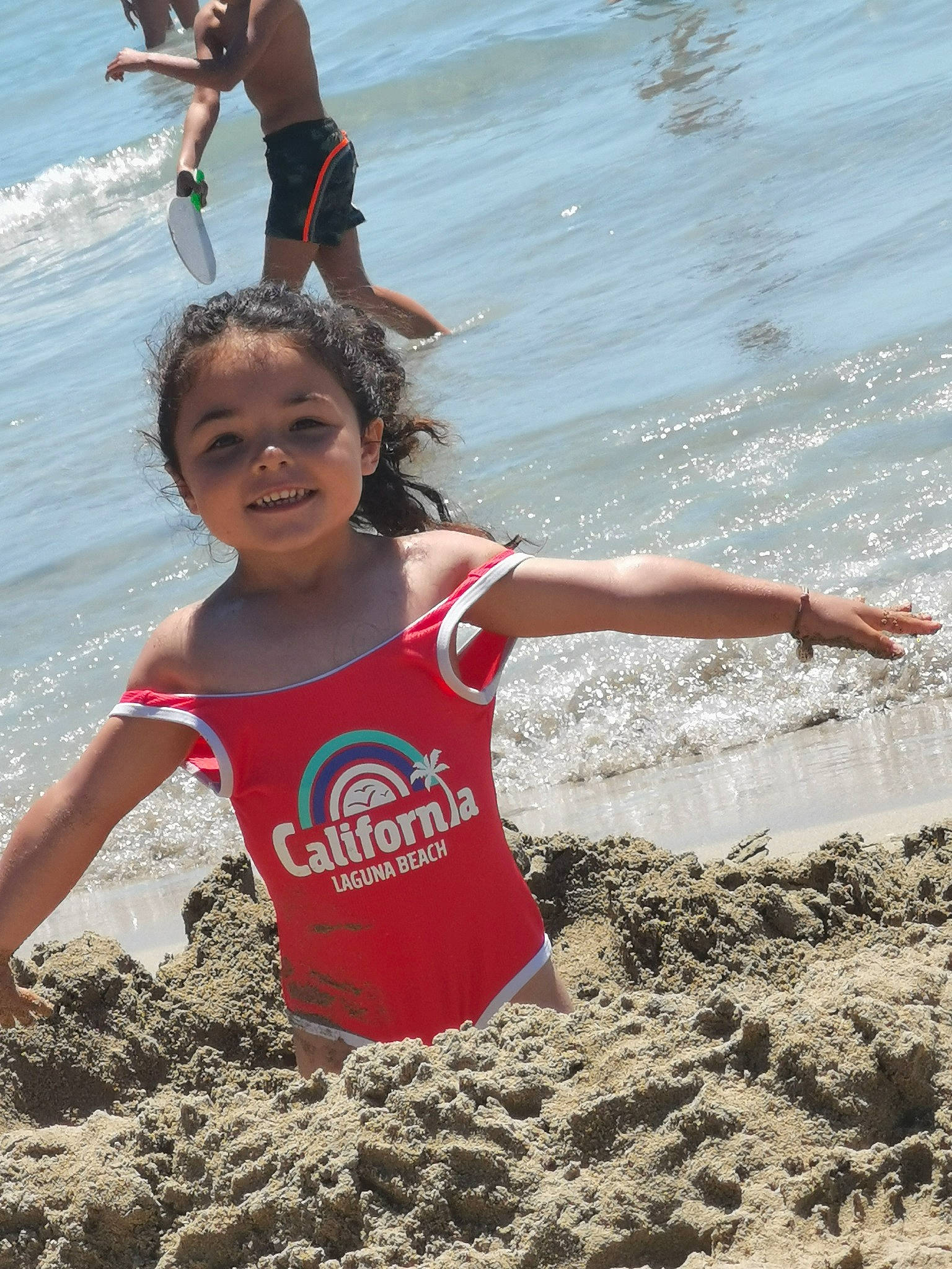 Maelya a rejoint le concours — aidez-le/la à gagner de superbes lots ! beach, child, coast, fun, happy, joy, leisure, ocean, person, play, recreation, sand, sea, smile, summer, toddler, tourism, vacation, water, wave