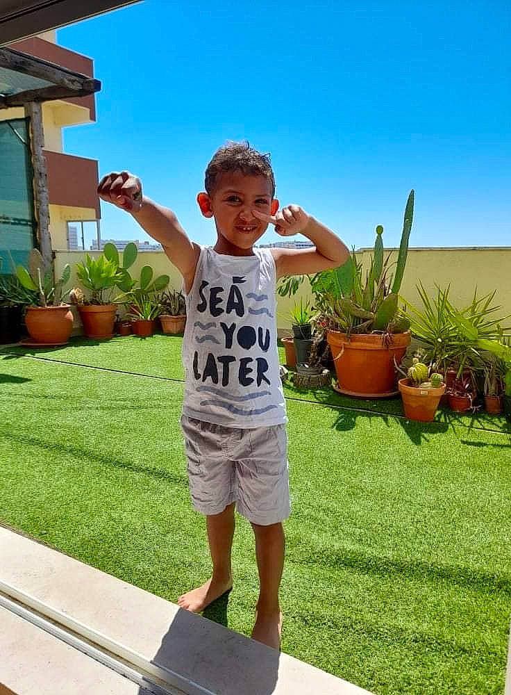 Ydriss participe au concours pour gagner de l'argent avec cette photo : balance, child, design, flooring, flowerpot, fun, garden, grass, happy, houseplant, joy, landscape, leisure, person, plant, recreation, sky, summer, t_shirt, toddler