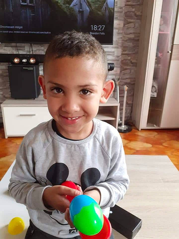 Ydriss participe au concours pour gagner de l'argent avec cette photo : baby_playing_with_toys, cabinetry, chair, child, door, event, flooring, fun, happy, hardwood, home_appliance, joy, kitchen_appliance, kitchen_stove, person, room, sitting, smile, television, toddler