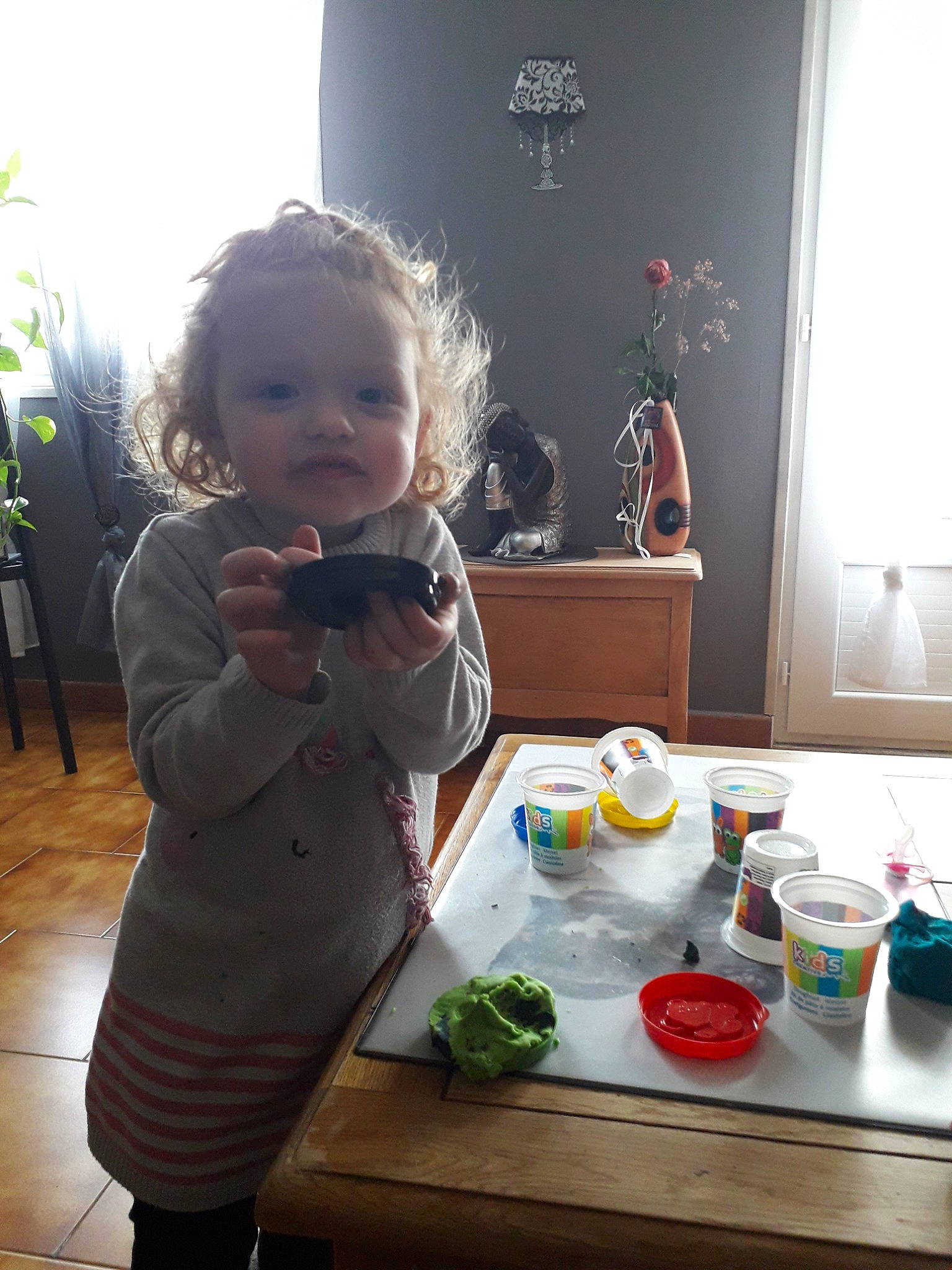 Mathilde participe au concours pour gagner de l'argent avec cette photo : breakfast, child, comfort_food, eating, food, lunch, meal, person, play, room, toddler