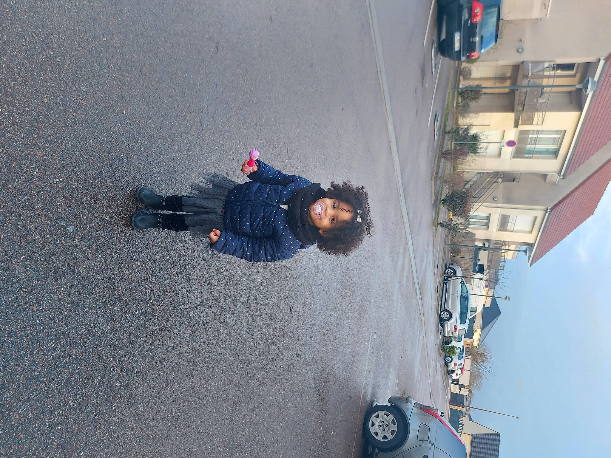 Gabriella a rejoint le concours — aidez-le/la à gagner de superbes lots ! asphalt, automotive_exterior, automotive_lighting, automotive_tire, building, car, electric_blue, fun, mode_of_transport, pedestrian, person, recreation, road, road_surface, rolling, sidewalk, sky, tire, travel, vehicle