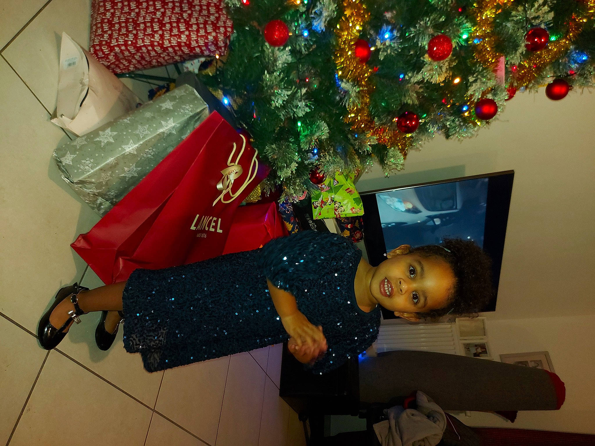 Gabriella participe au concours pour gagner de l'argent avec cette photo : christmas, christmas_decoration, christmas_eve, christmas_ornament, christmas_tree, conifer, event, fun, happy, holiday, holiday_ornament, interior_design, lap, leisure, ornament, person, room, smile, thigh, tradition