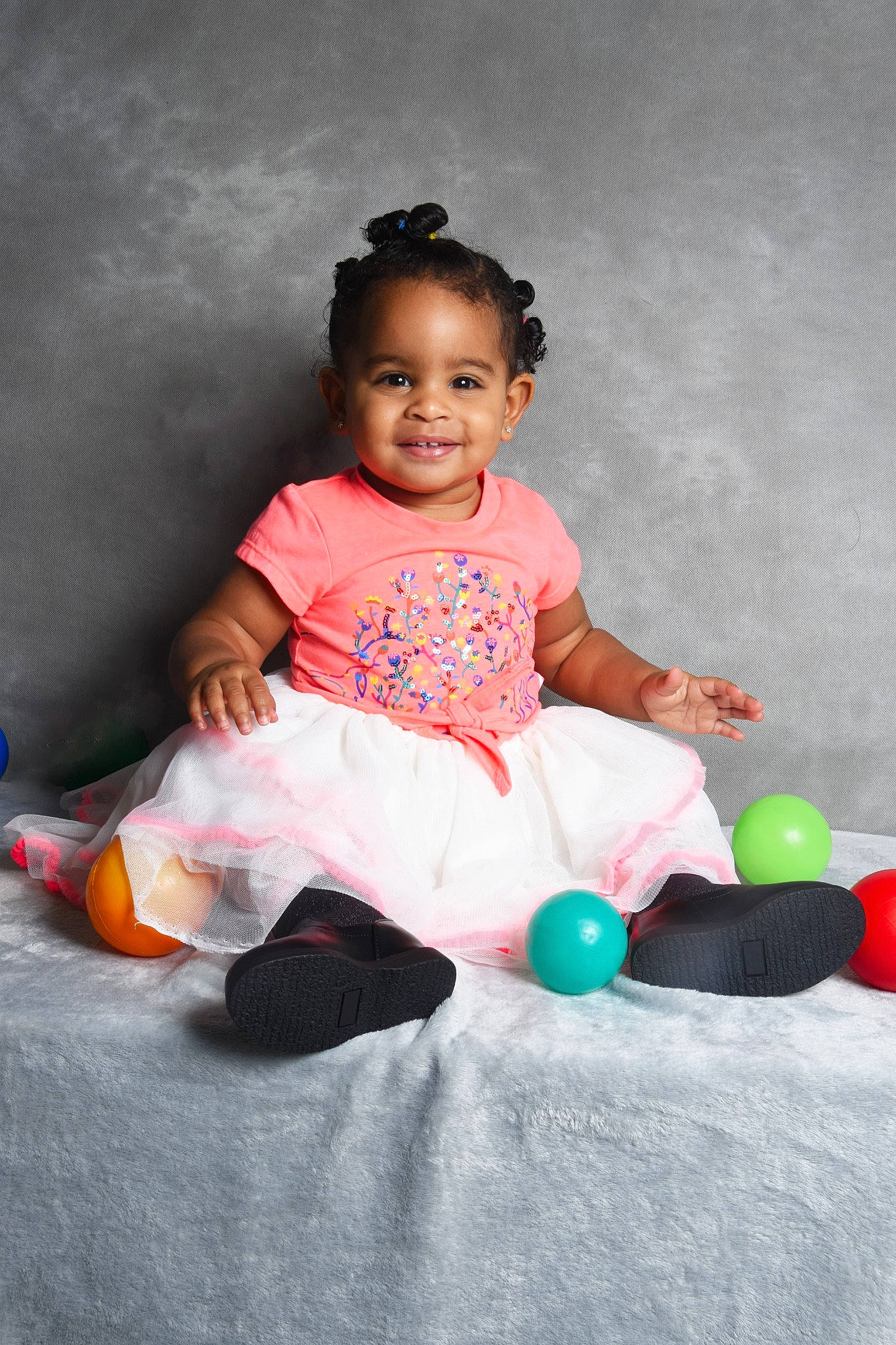 Gabriella a rejoint le concours — aidez-le/la à gagner de superbes lots ! baby, baby_toddler_clothing, balloon, child, event, flash_photography, fun, happy, head, joy, leisure, magenta, party_supply, person, pink, play, portrait_photography, sitting, sleeve, smile