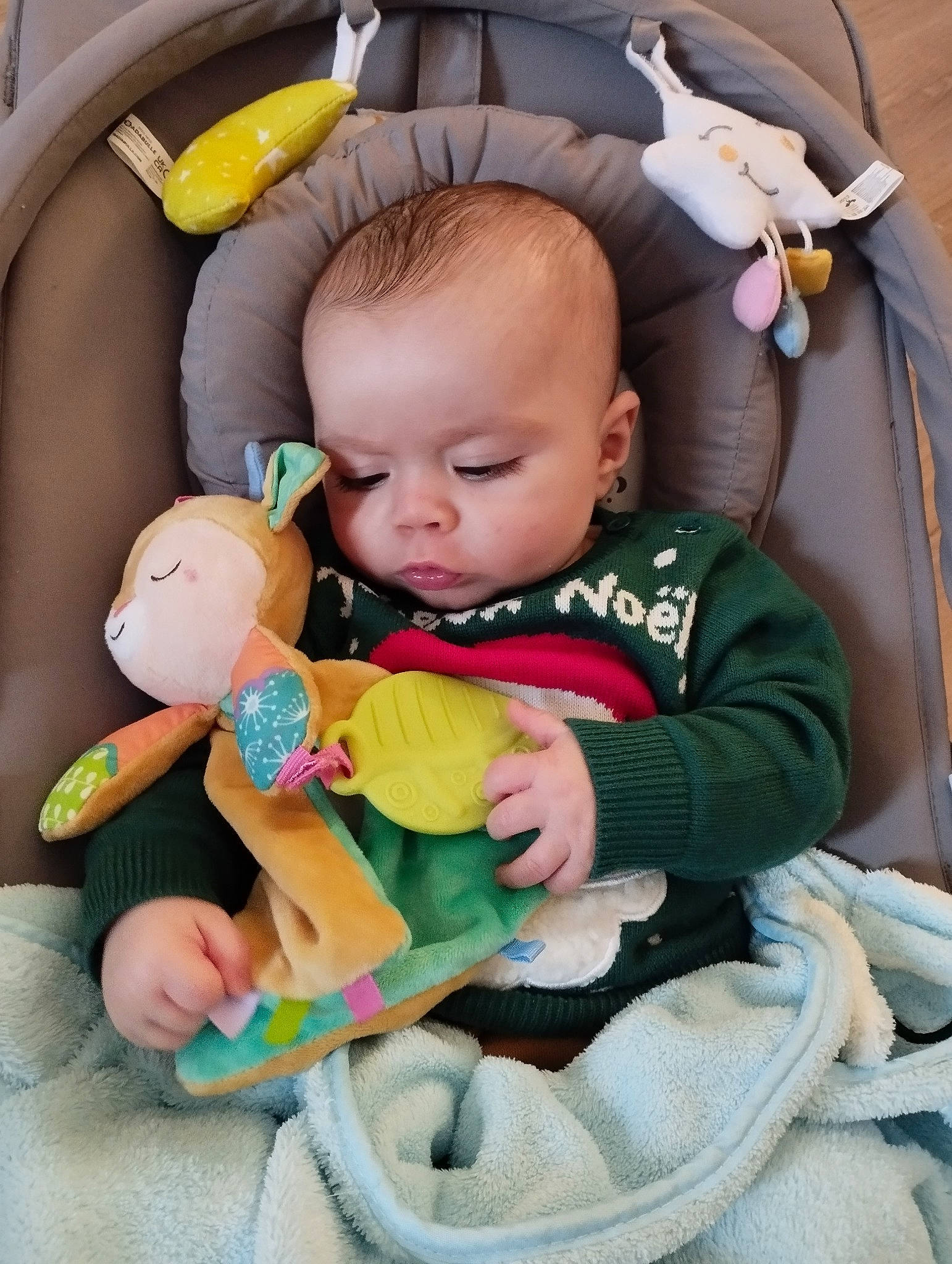 Loëvan a rejoint le concours — aidez-le/la à gagner de superbes lots ! baby, baby_carriage, baby_products, baby_safety, baby_toddler_clothing, cheek, child, comfort, eye, finger, head, infant_bed, iris, person, product, skin, stuffed_toy, textile, toddler, toy