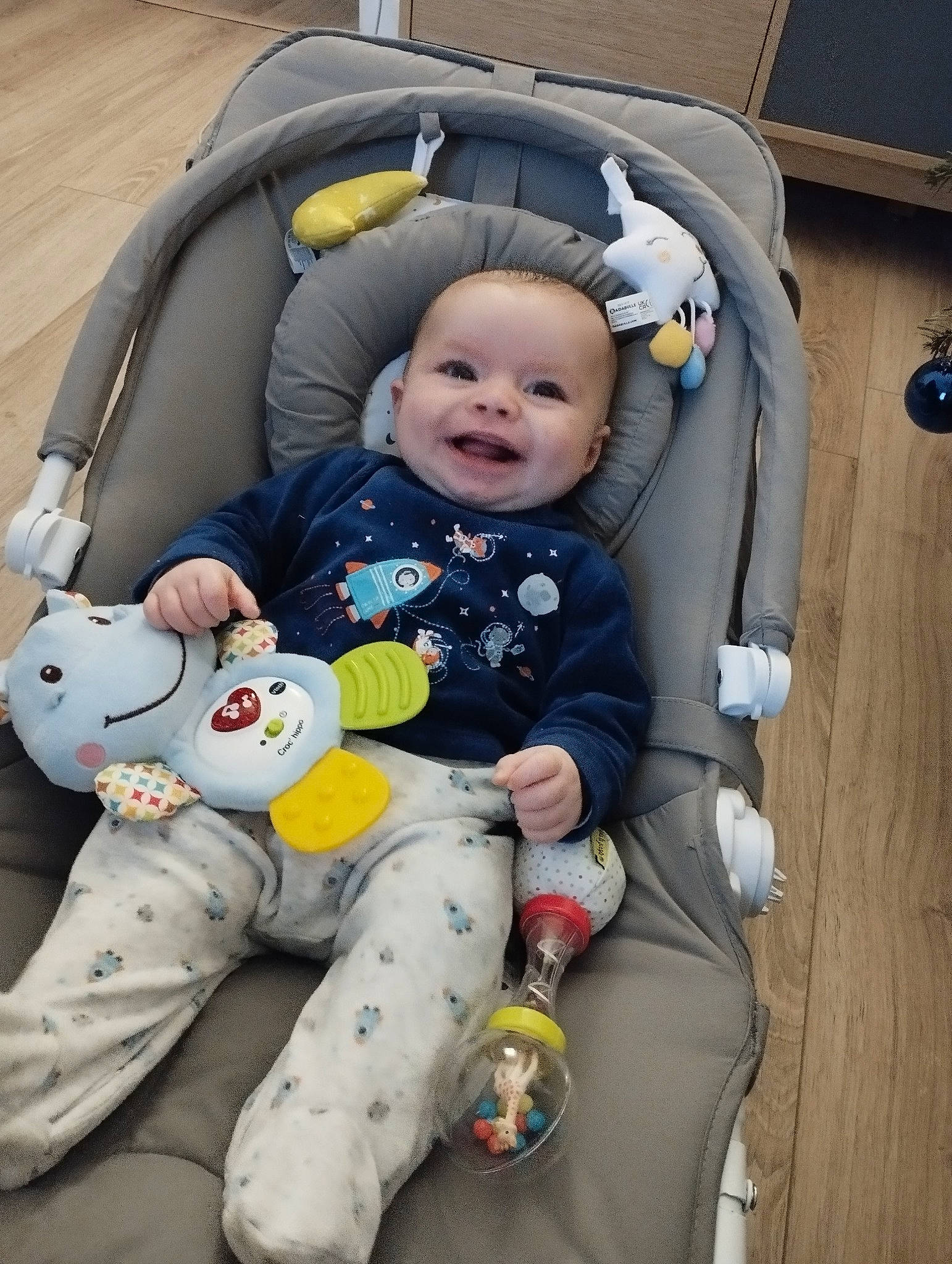 Loëvan participe au concours pour gagner de l'argent avec cette photo : auto_part, baby, baby_carriage, baby_products, baby_safety, baby_toddler_clothing, baby_toys, bag, car_seat, child, comfort, fun, happy, leisure, person, recreation, service, sitting, smile, toddler