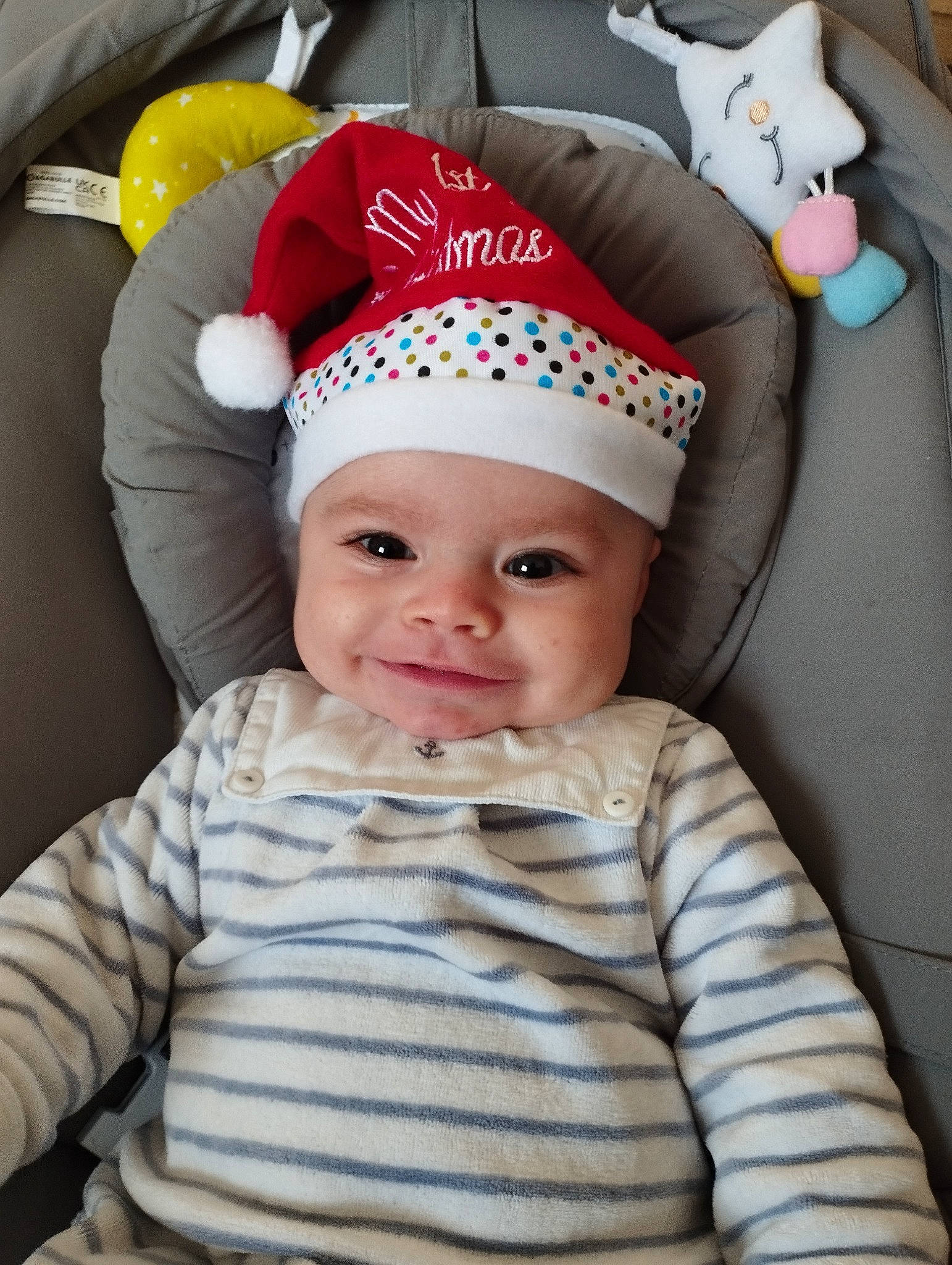 Loëvan participe au concours pour gagner de l'argent avec cette photo : baby, baby_toddler_clothing, beanie, bonnet, cap, child, comfort, costume_hat, fashion_accessory, fun, happy, headwear, helmet, holiday, joy, knit_cap, person, room, sleeve, smile