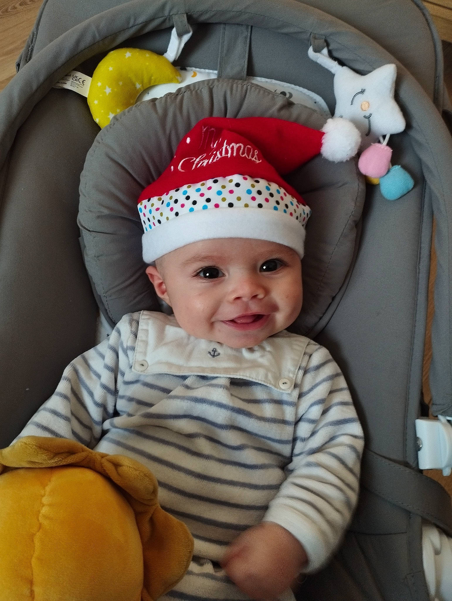 Loëvan participe au concours pour gagner de l'argent avec cette photo : baby, baby_products, baby_toddler_clothing, beanie, bonnet, cap, car_seat, child, comfort, costume_hat, fashion_accessory, fun, headwear, helmet, joy, knit_cap, pattern, person, room, sitting