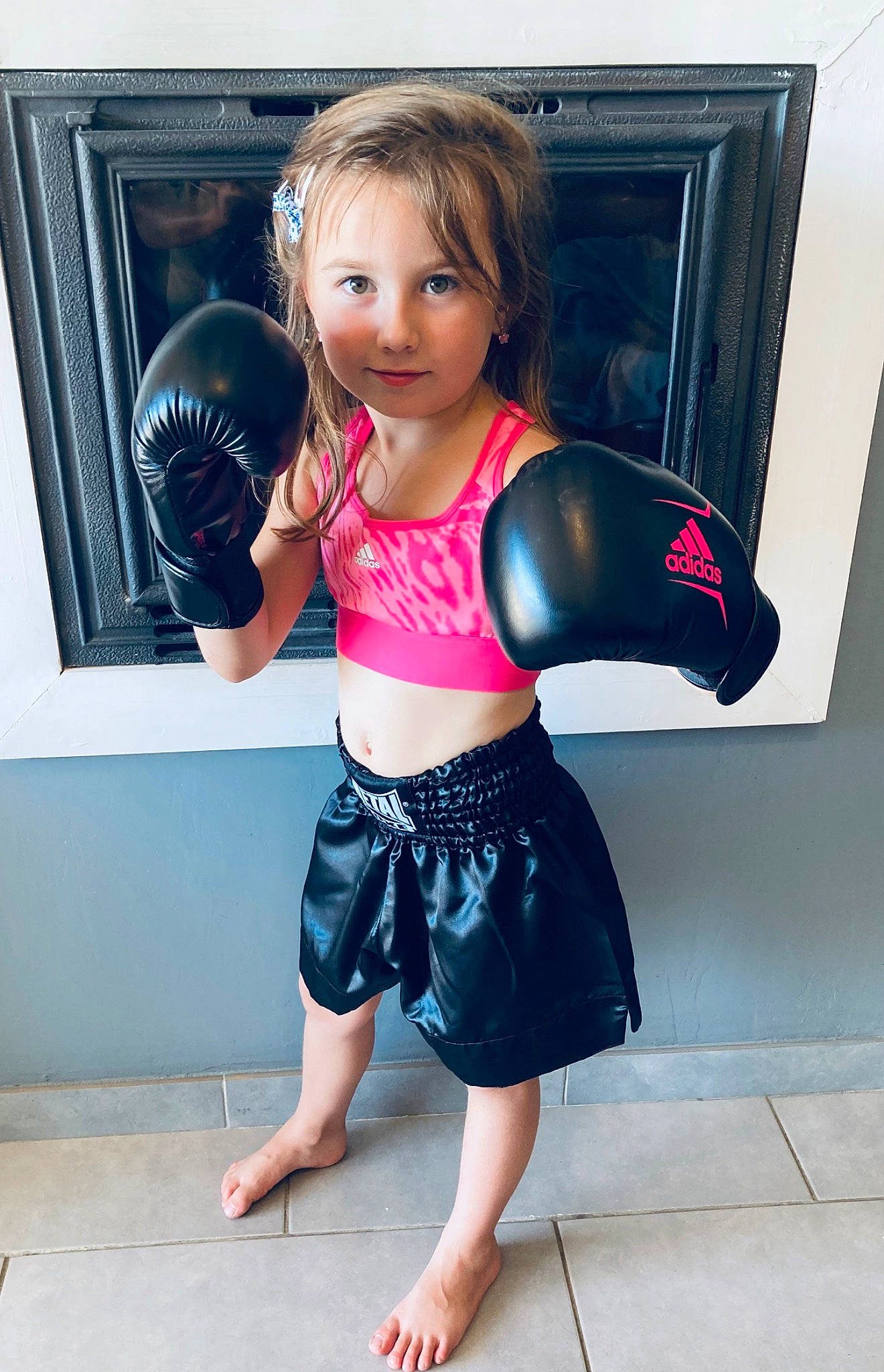 Chloé a rejoint le concours — aidez-le/la à gagner de superbes lots ! abdomen, black_hair, blond, chest, elbow, electric_blue, foot, hair, human_leg, joint, knee, long_hair, magenta, navel, person, physical_fitness, shorts, sportswear, thigh, trunk