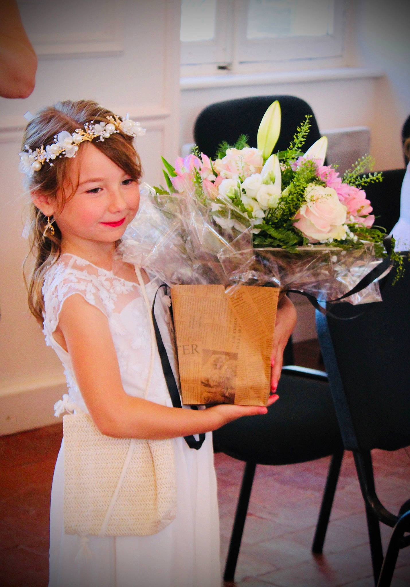 Chloé participe au concours pour gagner de l'argent avec cette photo : bouquet, bridal_accessory, bridal_clothing, bridal_party_dress, dress, fashion, fashion_design, flower, flower_arranging, formal_wear, gown, happy, headwear, joy, marriage, people, person, petal, pink, plant