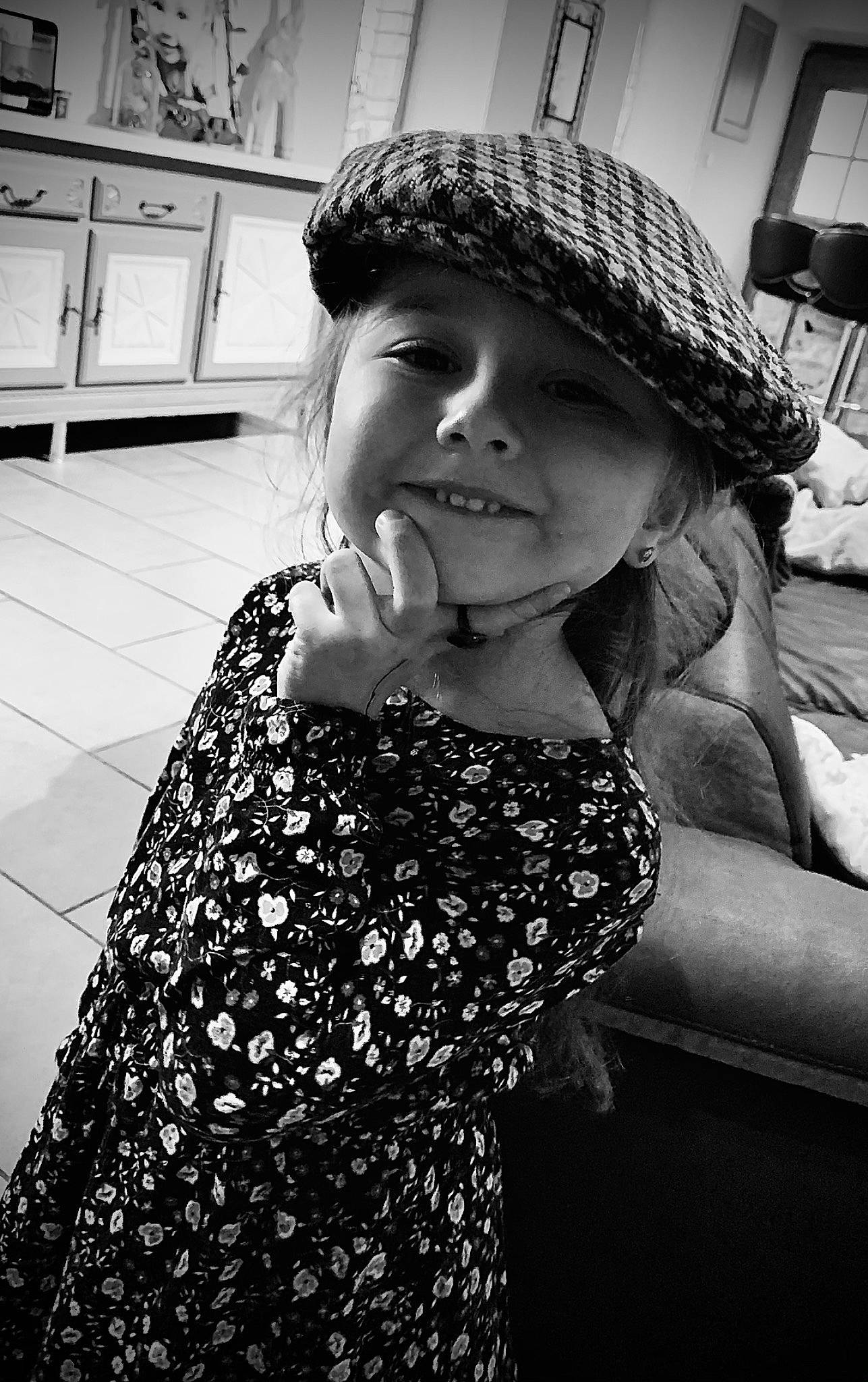 Chloé a rejoint le concours — aidez-le/la à gagner de superbes lots ! black, black_and_white, cap, cool, day_dress, dress, facial_expression, flash_photography, fun, hairstyle, hand, happy, headwear, human, joy, lip, one_piece_garment, organ, person, shoulder