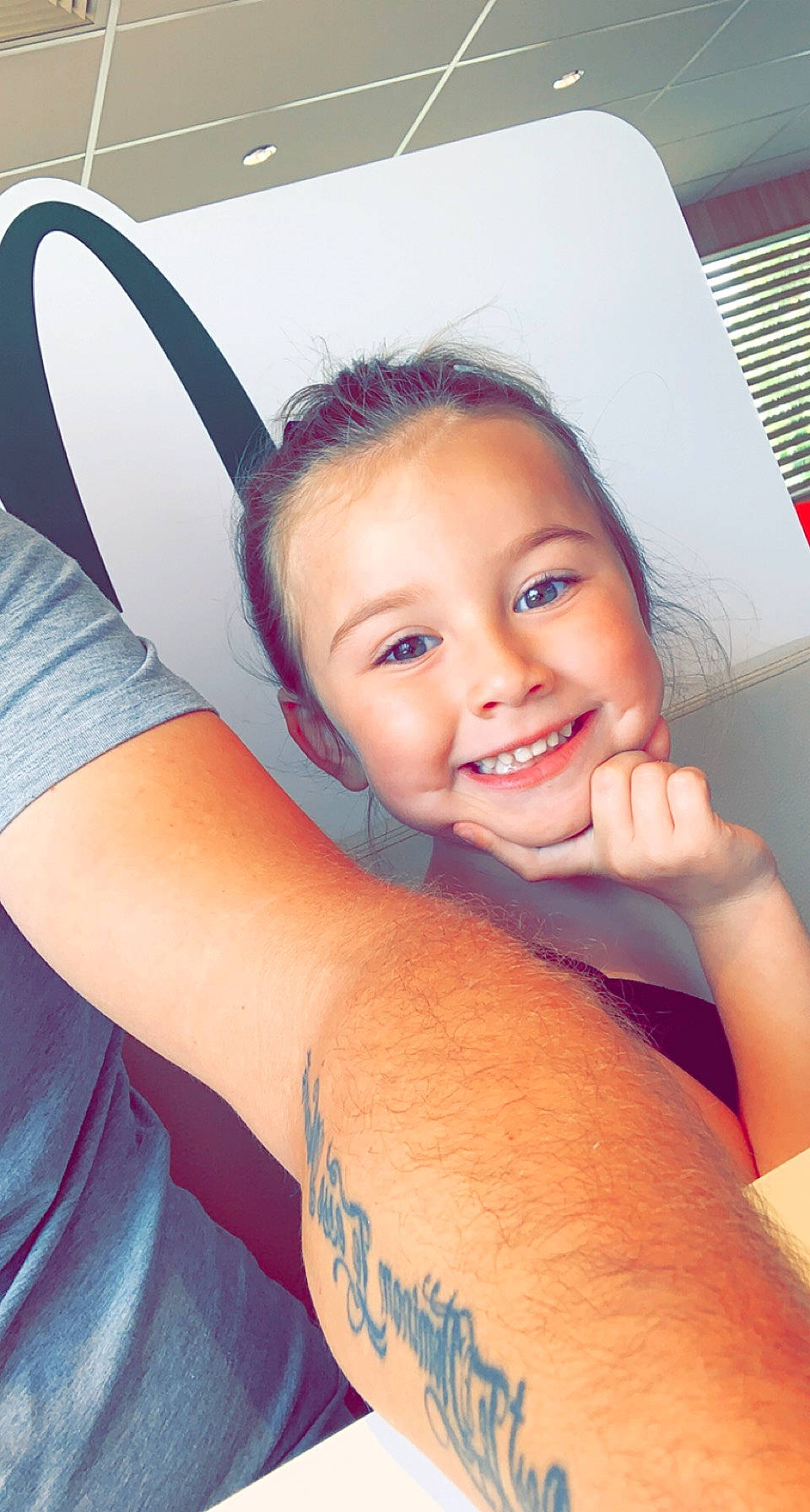 Chloé participe au concours pour gagner de l'argent avec cette photo : arm, black_hair, chin, cool, elbow, eyebrow, eyelash, finger, flash_photography, gesture, happy, human_body, joint, joy, mouth, muscle, neck, person, shoulder, skin