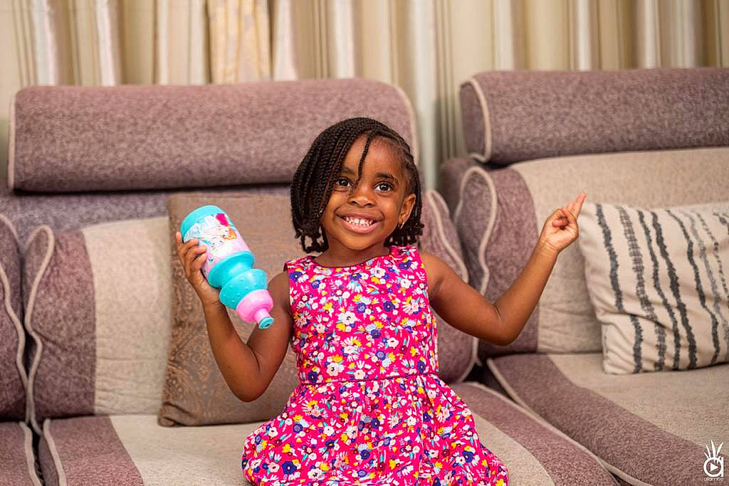 Kimberly a rejoint le concours — aidez-le/la à gagner de superbes lots ! arm, black_hair, comfort, couch, dress, eye, face, fashion, flooring, hairstyle, hand, happy, joy, person, pink, purple, shoulder, skin, smile, textile