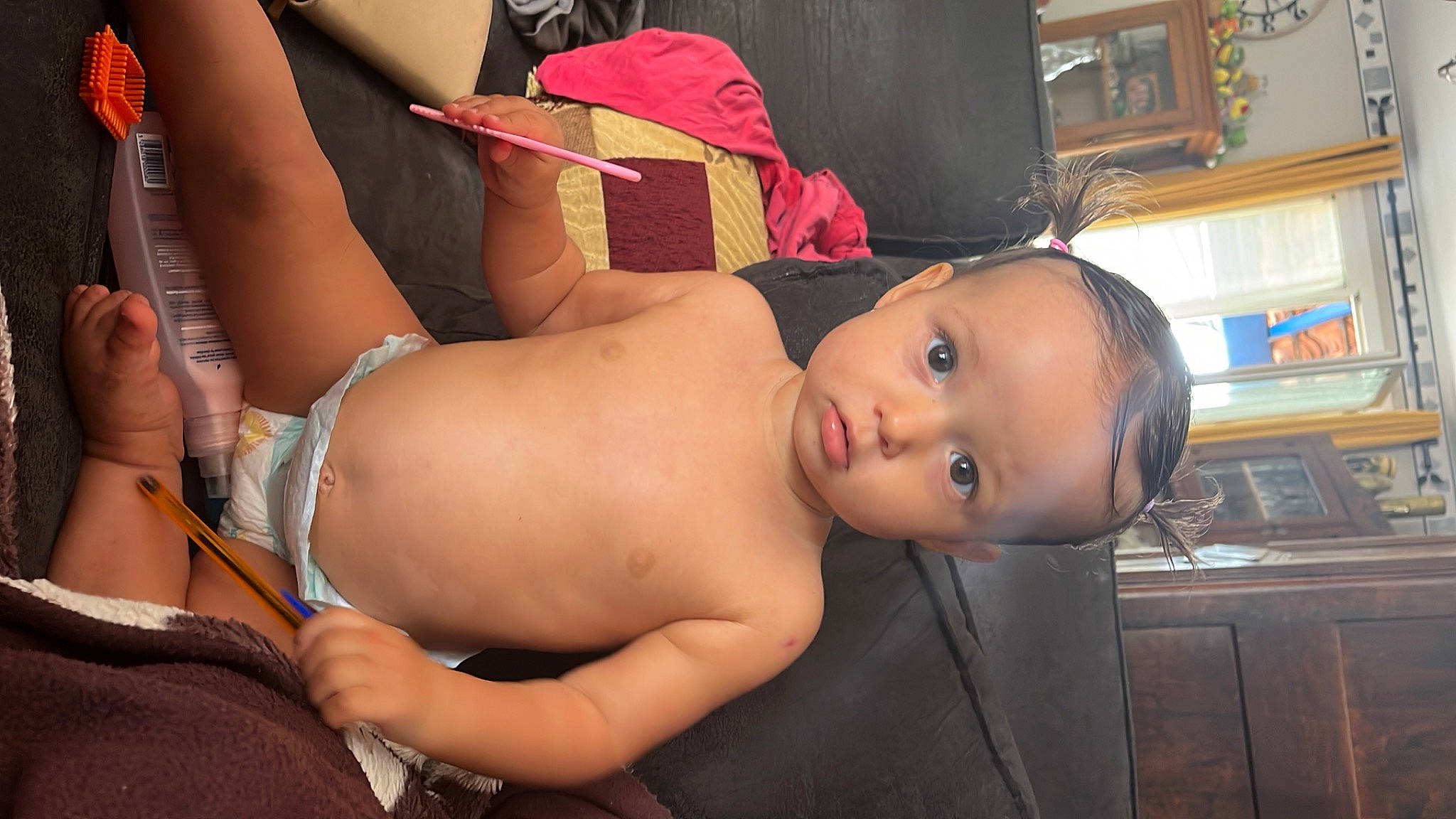 Jade participe au concours pour gagner de l'argent avec cette photo : abdomen, barechested, black_hair, chest, elbow, eye, eyewear, head, human_body, joint, leg, neck, person, picture_frame, shoulder, skin, sunglasses, thigh, toddler, trunk