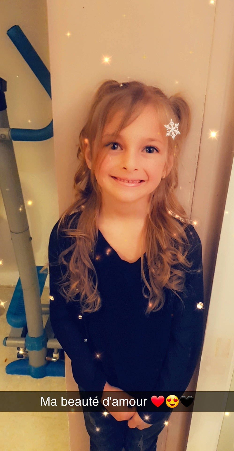 Shannys a rejoint le concours — aidez-le/la à gagner de superbes lots ! blond, brown_hair, child, child_model, face, hair, hair_coloring, hairstyle, joy, long_hair, person, selfie, smile