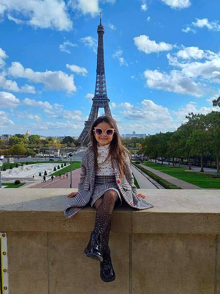 Amelia participe au concours pour gagner de l'argent avec cette photo : bag, city, cloud, denim, eyewear, fun, glasses, human_leg, joy, leisure, long_hair, monument, person, roof, sky, sunglasses, temple, tourism, tower, travel