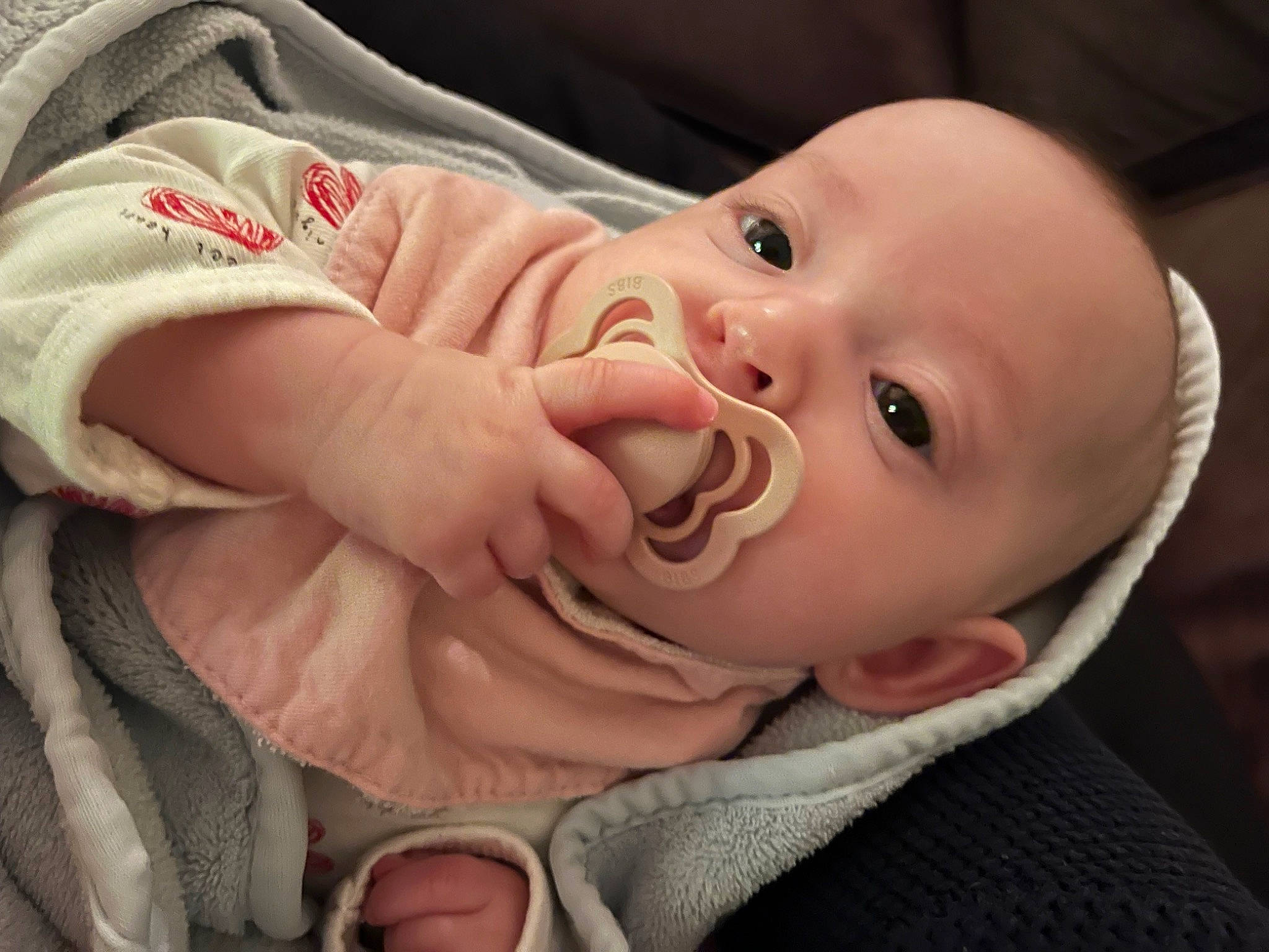 Nola a rejoint le concours — aidez-le/la à gagner de superbes lots ! baby, baby_products, baby_toddler_clothing, cheek, child, chin, close_up, comfort, ear, gesture, happy, iris, lip, mouth, nail, nose, person, skin, sleeve, thumb