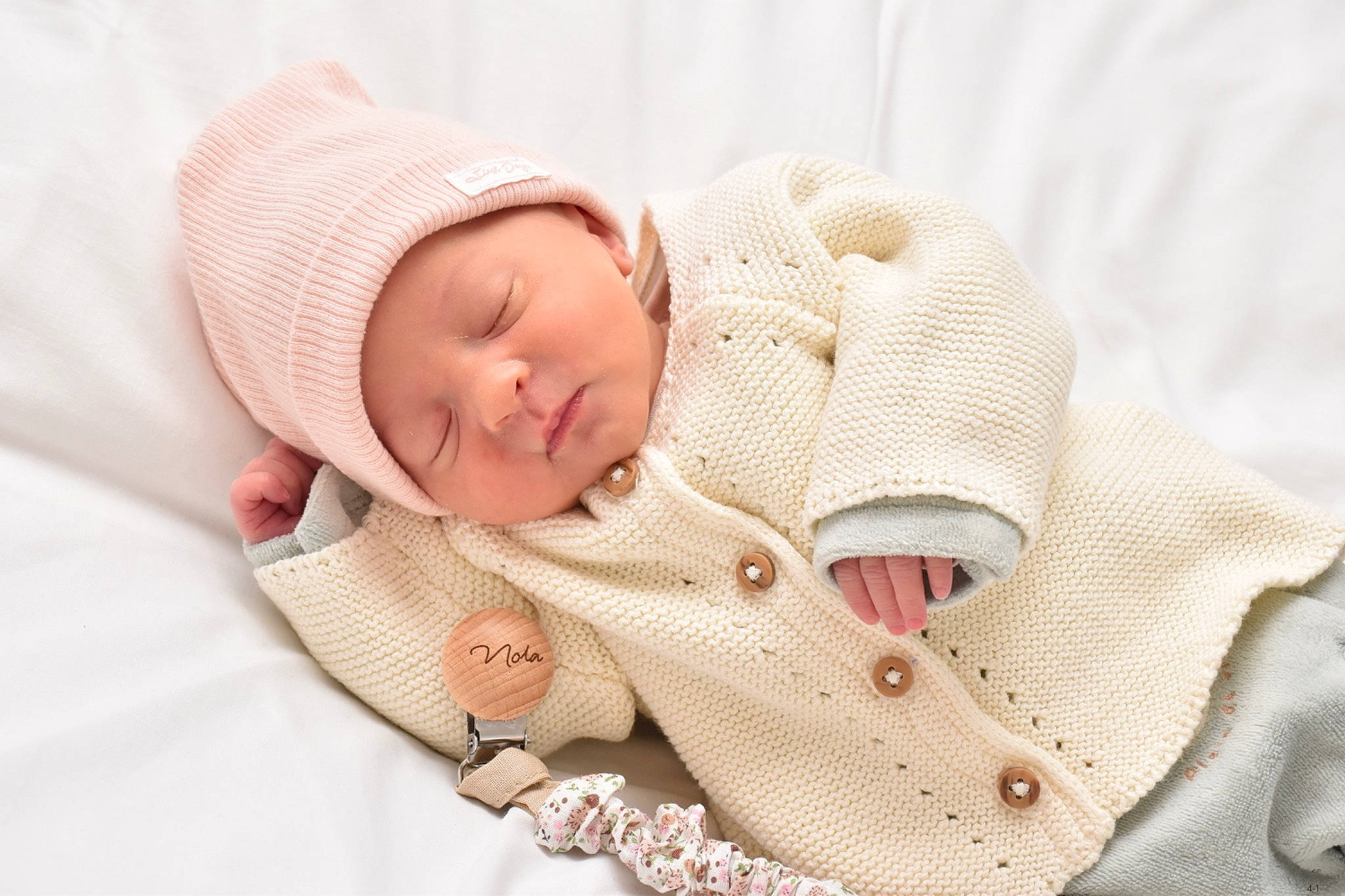 Nola participe au concours pour gagner de l'argent avec cette photo : baby, baby_products, baby_safety, baby_sleeping, baby_toddler_clothing, button, cap, carmine, child, collar, comfort, fashion_accessory, hat, headwear, linens, pattern, person, skin, sleeve, sun_hat