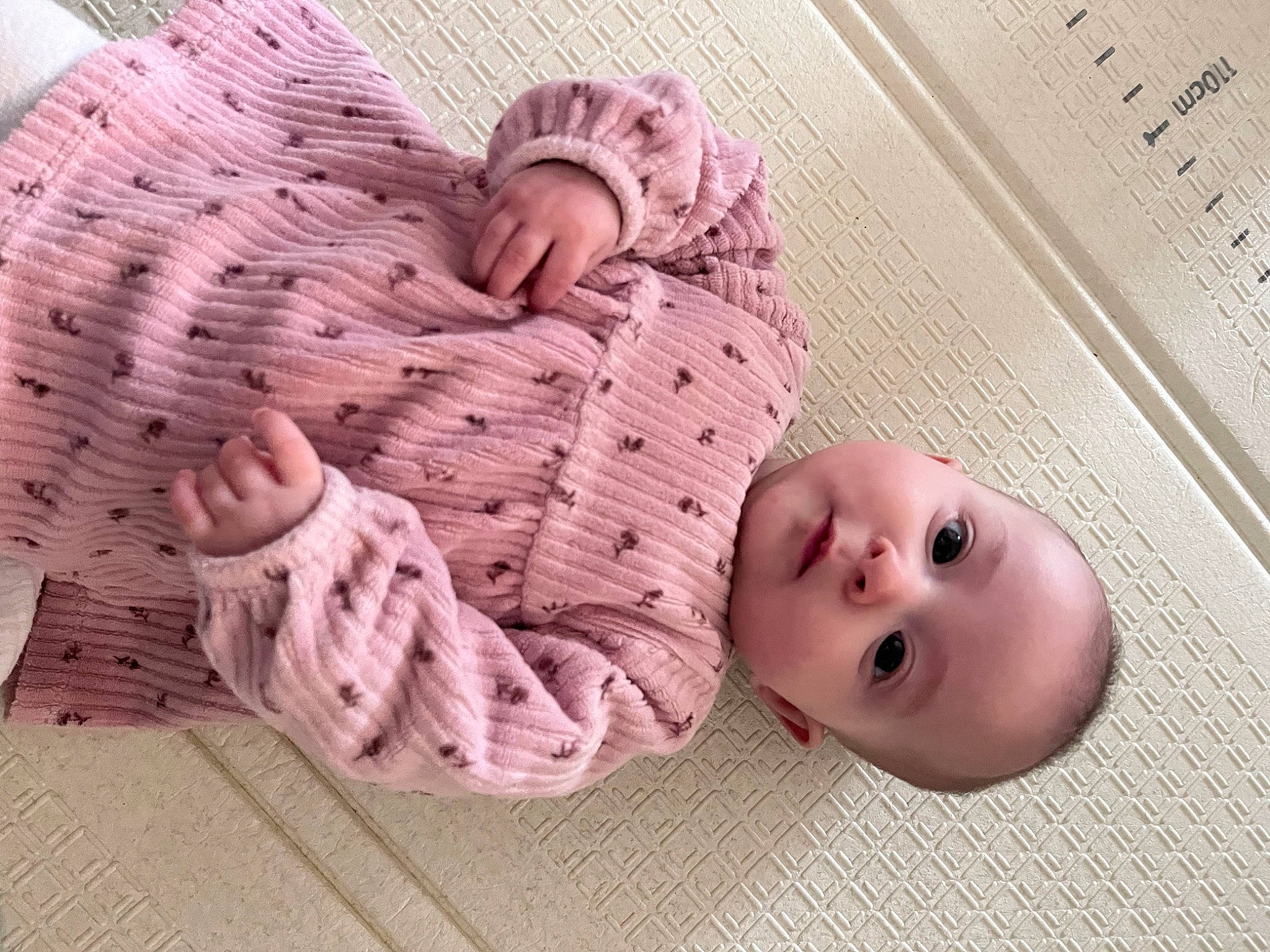 Nola a rejoint le concours — aidez-le/la à gagner de superbes lots ! baby, baby_products, baby_sleeping, baby_toddler_clothing, cheek, child, comfort, finger, flooring, hand, hardwood, linens, mammal, pattern, person, pink, room, skin, toddler, wood