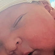 Adam participe au concours pour gagner de l'argent avec cette photo : baby, sleeping, close_up, hat, hand, face, infant, peaceful, skin, natural_light, indoors, portrait, newborn, child, soft, cute, resting, cute_baby, cozy, tiny_fingers