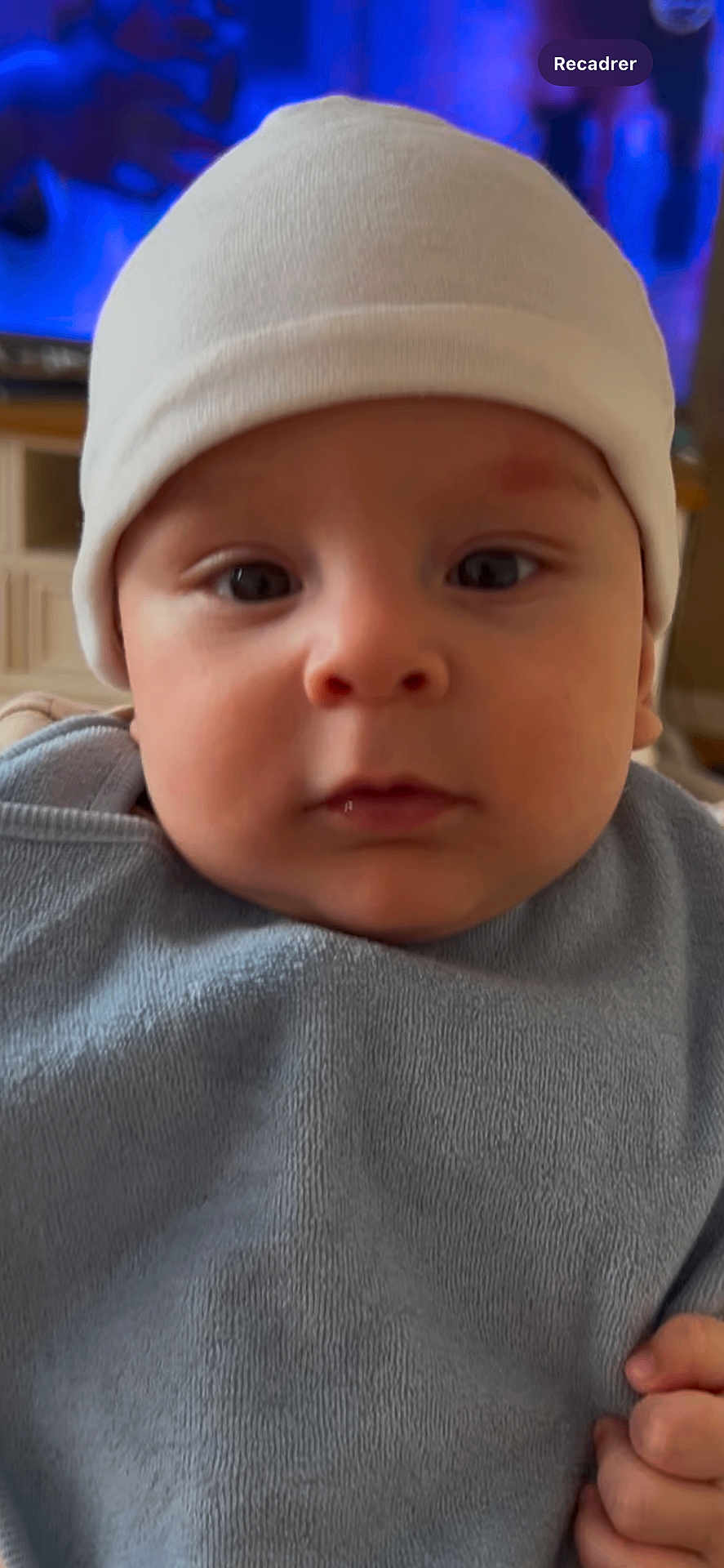 Adam a rejoint le concours — aidez-le/la à gagner de superbes lots ! baby, infant, face, hat, clothing, blue_outfit, closeup, indoor, person, child, cute, portrait, skin, hand, headwear, young, eyes, nose, mouth, expression