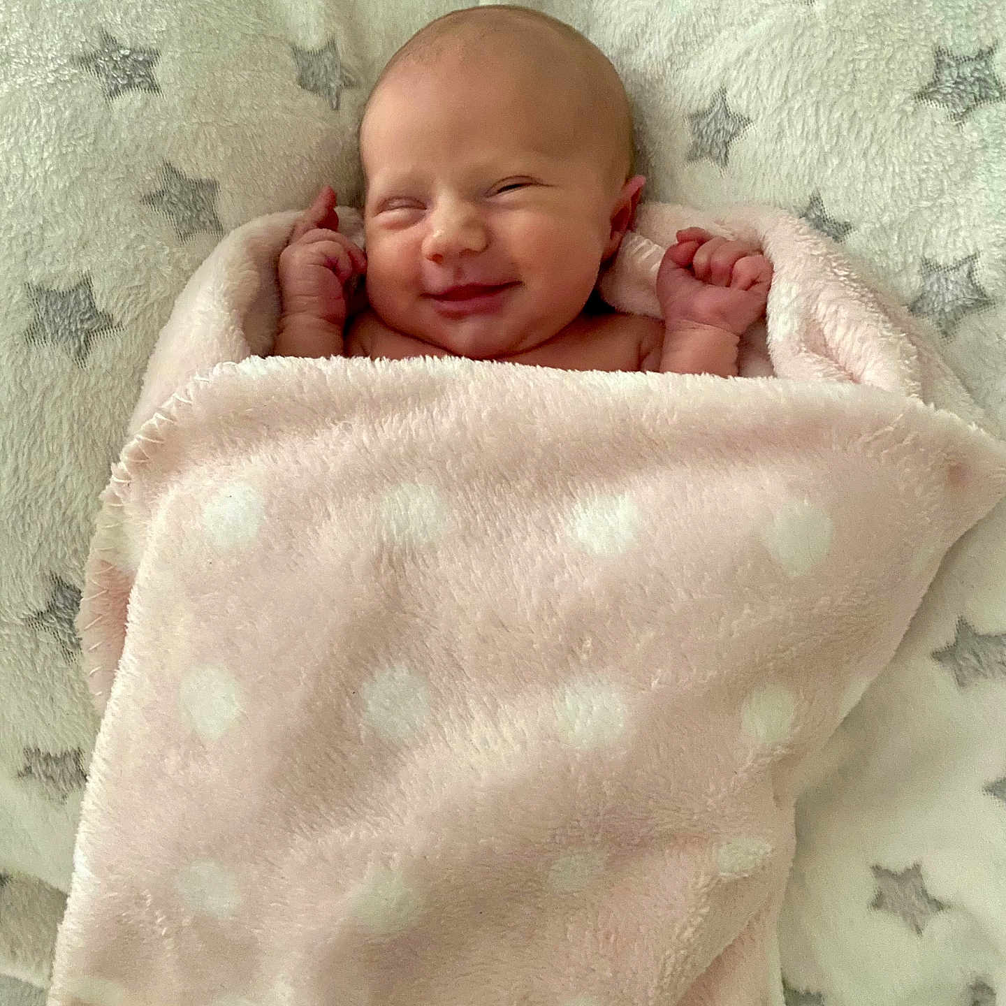 Alba a rejoint le concours — aidez-le/la à gagner de superbes lots ! baby, babylaughing, blanket, face, furniture, happy, head, newborn, person, photography, portrait, quilt, sleeping, smile, towel