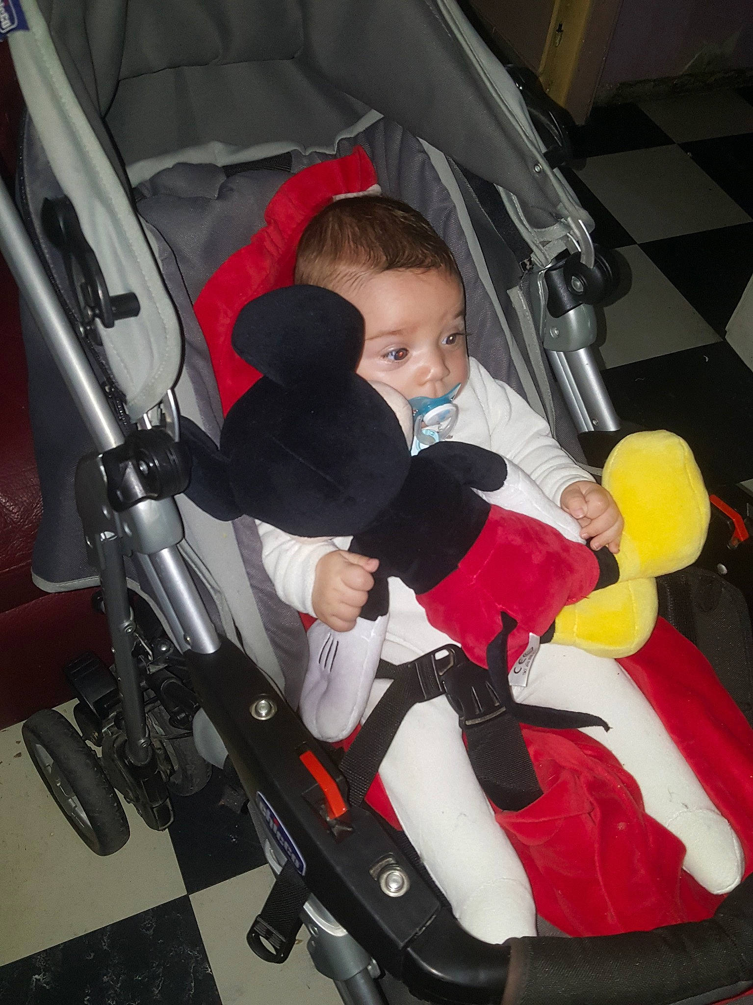 Marlon participe au concours pour gagner de l'argent avec cette photo : baby_carriage, baby_products, car_seat, child, lap, person, product, toddler