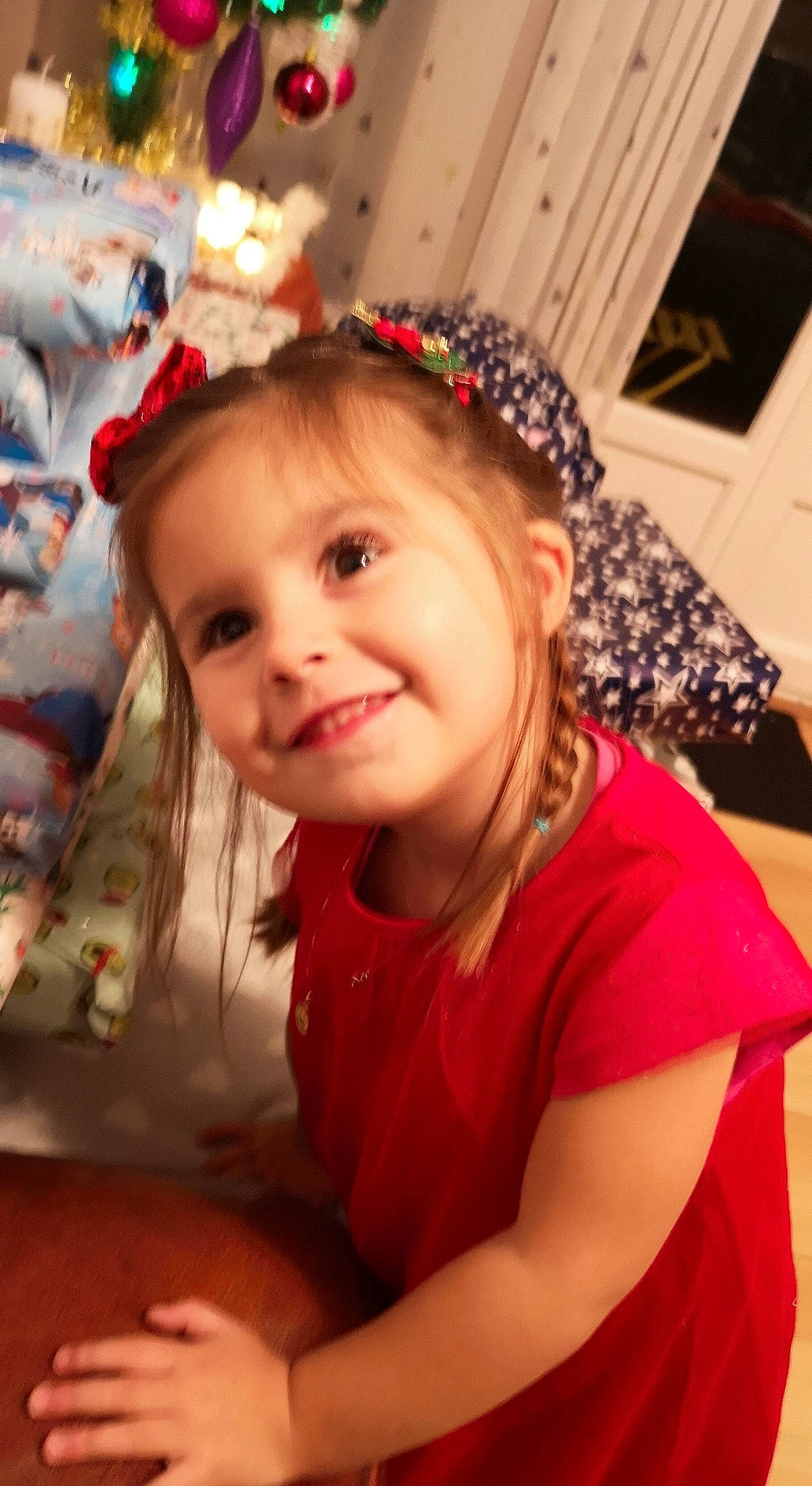 Manon participe au concours pour gagner de l'argent avec cette photo : brown_hair, cheek, child, chin, costume_hat, event, eye, face, fashion_accessory, fun, happy, headband, headpiece, holiday, iris, joy, lip, party_supply, person, pink