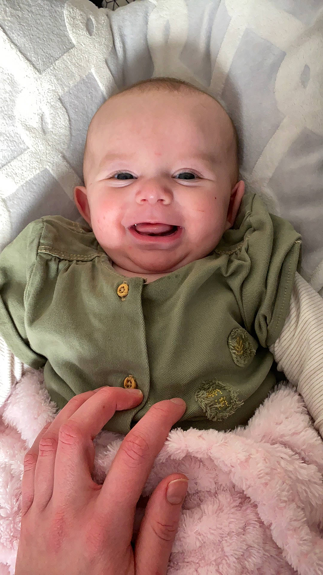 Lya a rejoint le concours — aidez-le/la à gagner de superbes lots ! baby, baby_toddler_clothing, cheek, comfort, eye, finger, gesture, human_body, iris, lip, mammal, mouth, nose, person, pink, product, skin, sleeve, textile, thumb