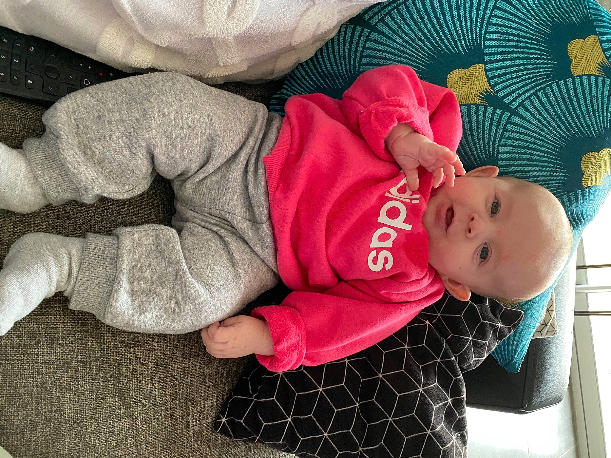 Lya a rejoint le concours — aidez-le/la à gagner de superbes lots ! baby, baby_products, baby_safety, baby_sleeping, baby_toddler_clothing, child, comfort, hat, linens, nap, pattern, person, room, sitting, sleep, sleeve, smile, toddler