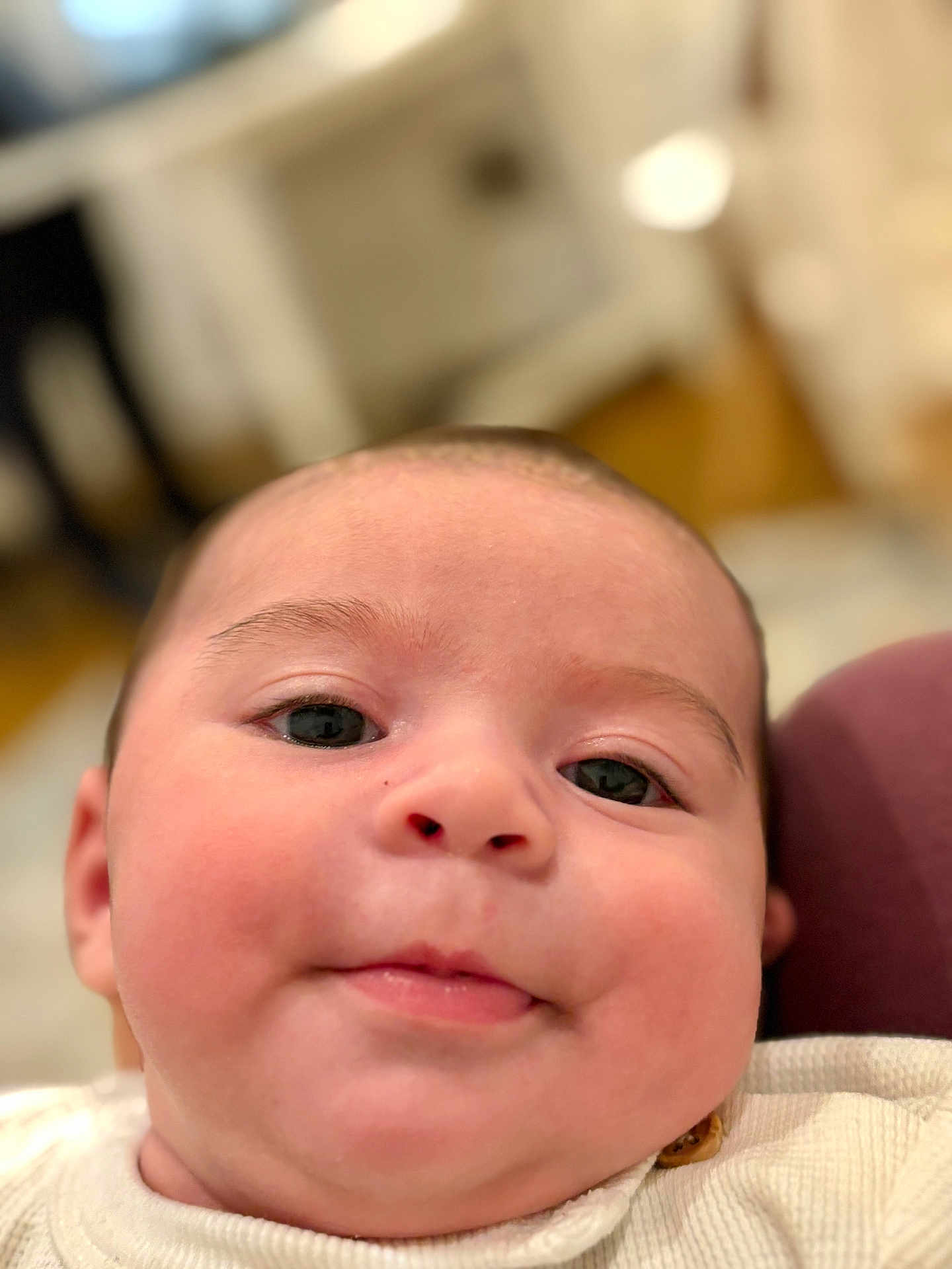 Pierre participe au concours pour gagner de l'argent avec cette photo : baby, cheeks, child, close_up, clothing, cute, expression, eyes, face, head, indoors, infant, looking_at_camera, mouth, nose, person, portrait, skin, soft_light, young