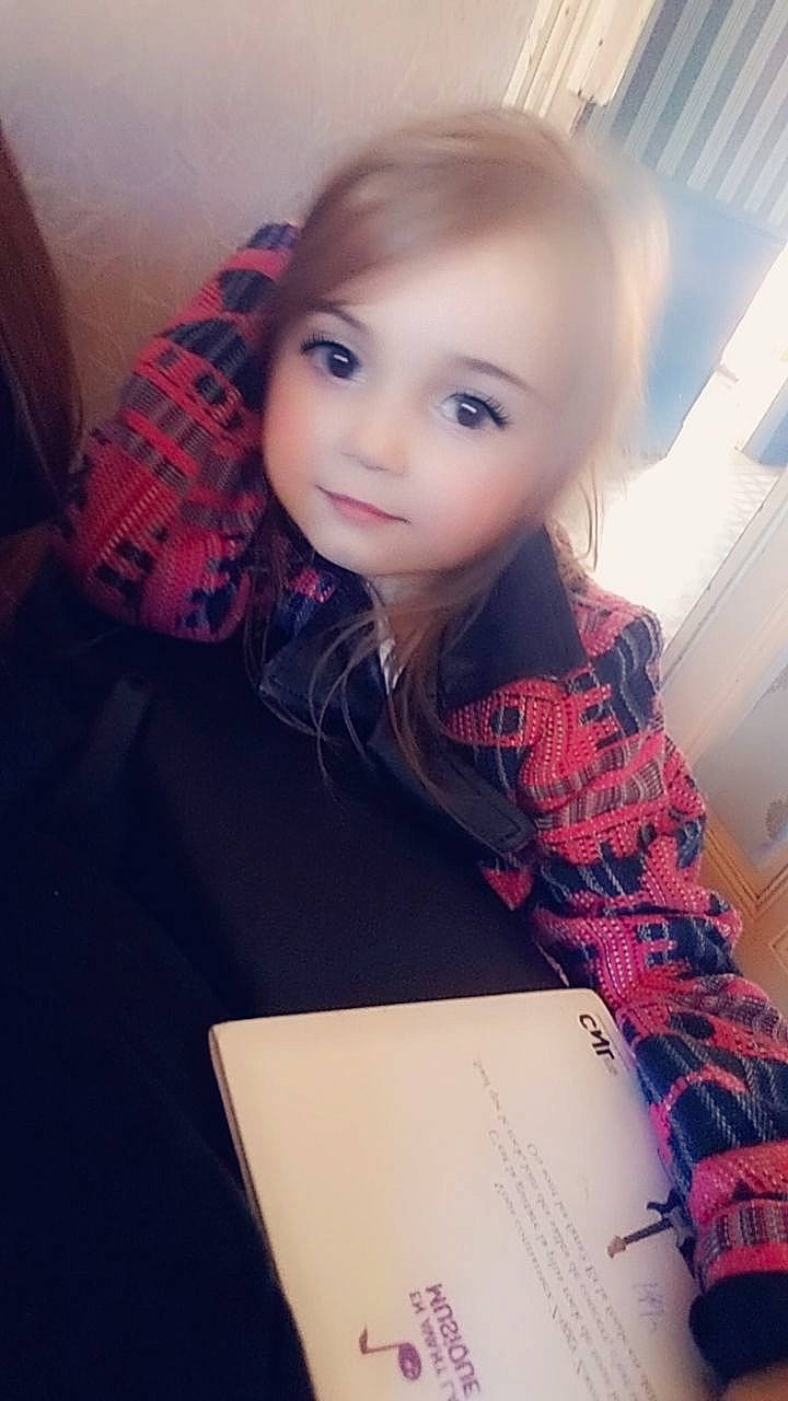 Maidie a rejoint le concours — aidez-le/la à gagner de superbes lots ! beauty, cheek, child, child_model, chin, eye, eyebrow, face, forehead, hair, hairstyle, head, lip, long_hair, nose, person, photography, selfie, skin, smile