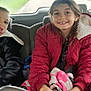 Maidie a rejoint le concours — aidez-le/la à gagner de superbes lots ! children, car, backseat, seatbelt, jacket, blanket, smile, child, portrait, family, travel, road_trip, happy, casual, indoor, people, clothing, seat, window, hair