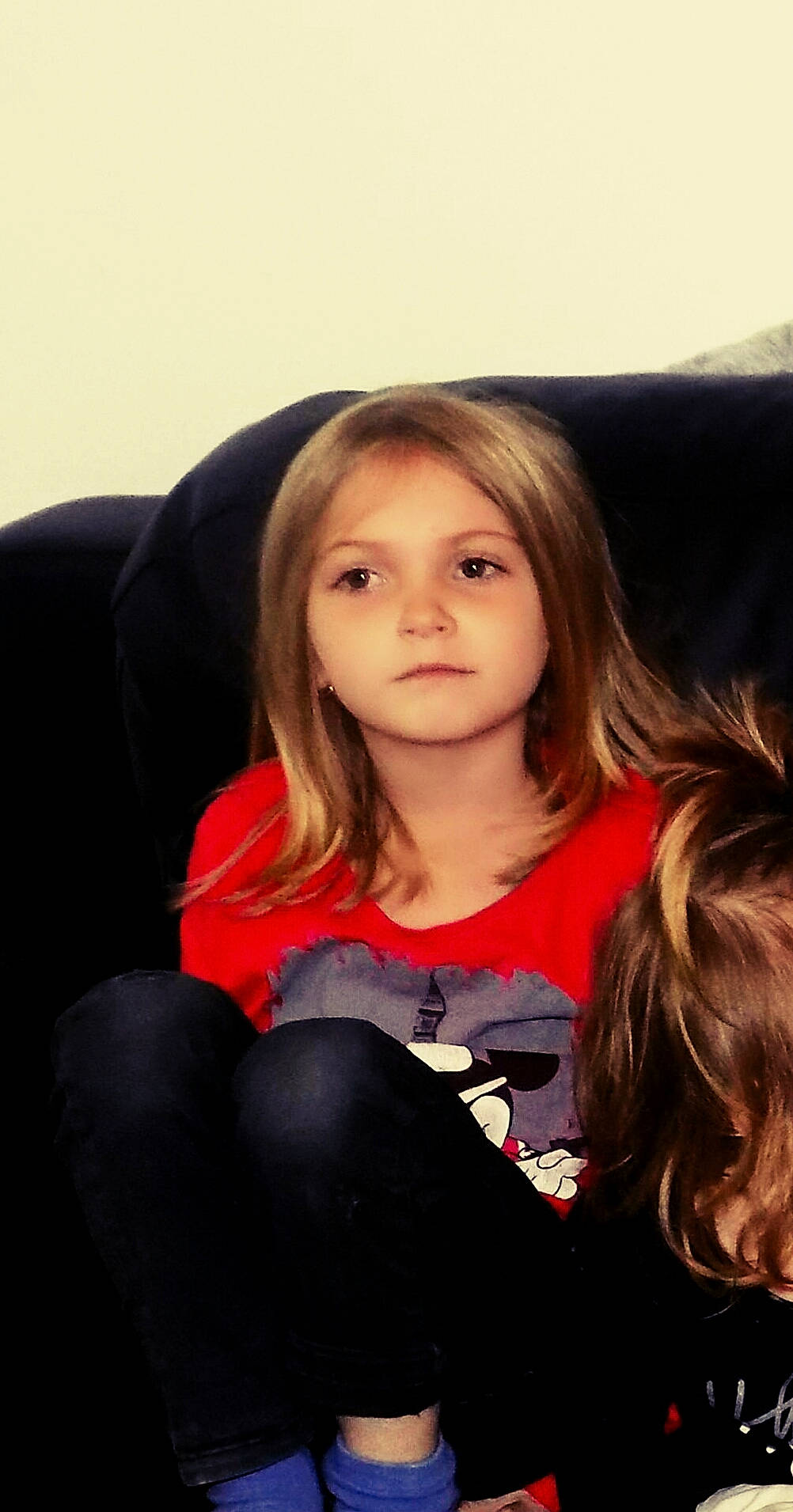 Leila a rejoint le concours — aidez-le/la à gagner de superbes lots ! bangs, beauty, black_hair, brown_hair, child, child_model, eye, fun, girl, hair, hairstyle, human_hair_color, long_hair, person, photo_shoot, red, sitting, smile