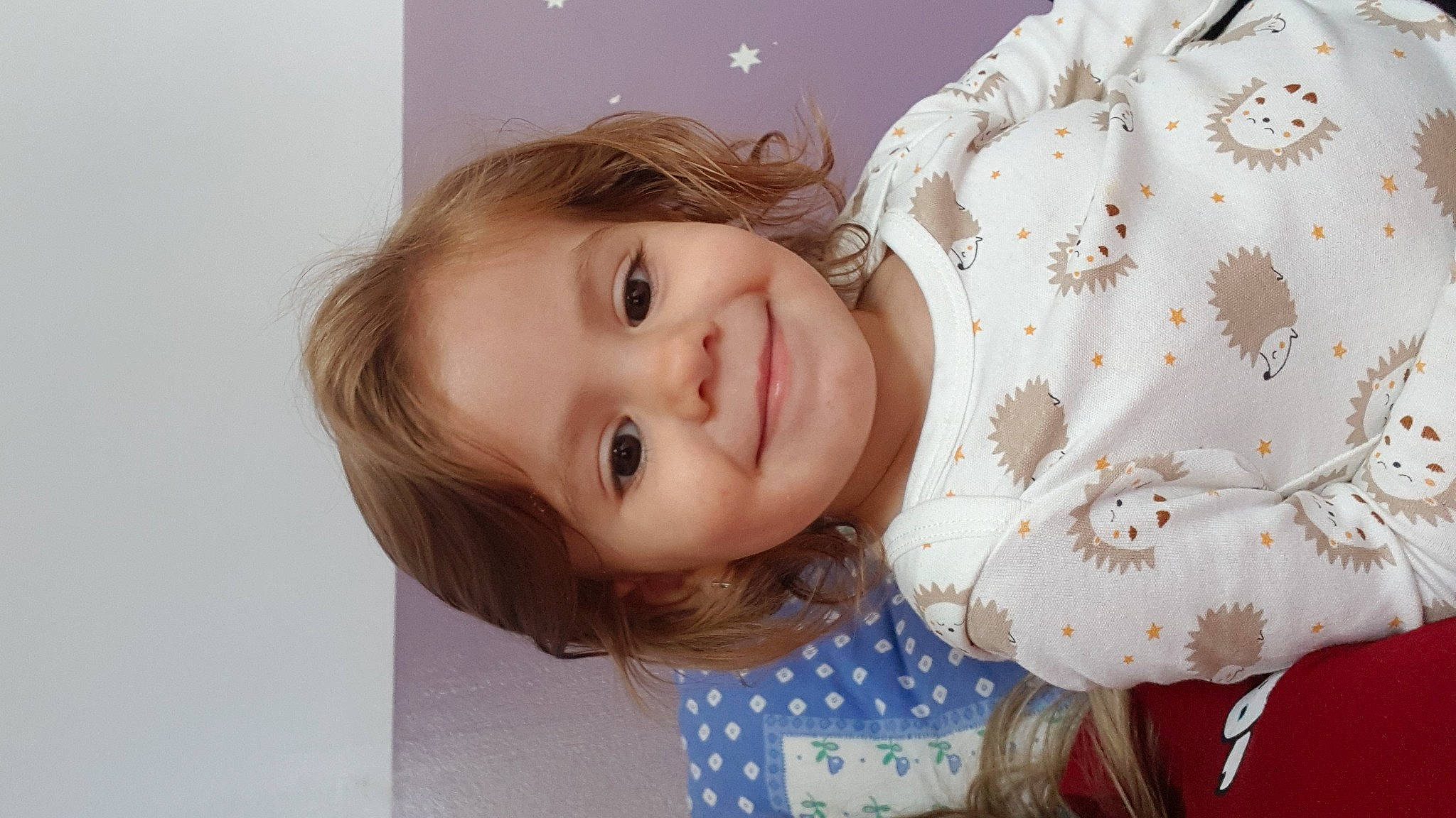 Enxhi Sina participe au concours pour gagner de l'argent avec cette photo : blond, brown_hair, cheek, child, chin, eyebrow, eyelash, fashion_accessory, fun, happy, joy, lip, neck, nose, pattern, person, plaid, portrait_photography, room, skin