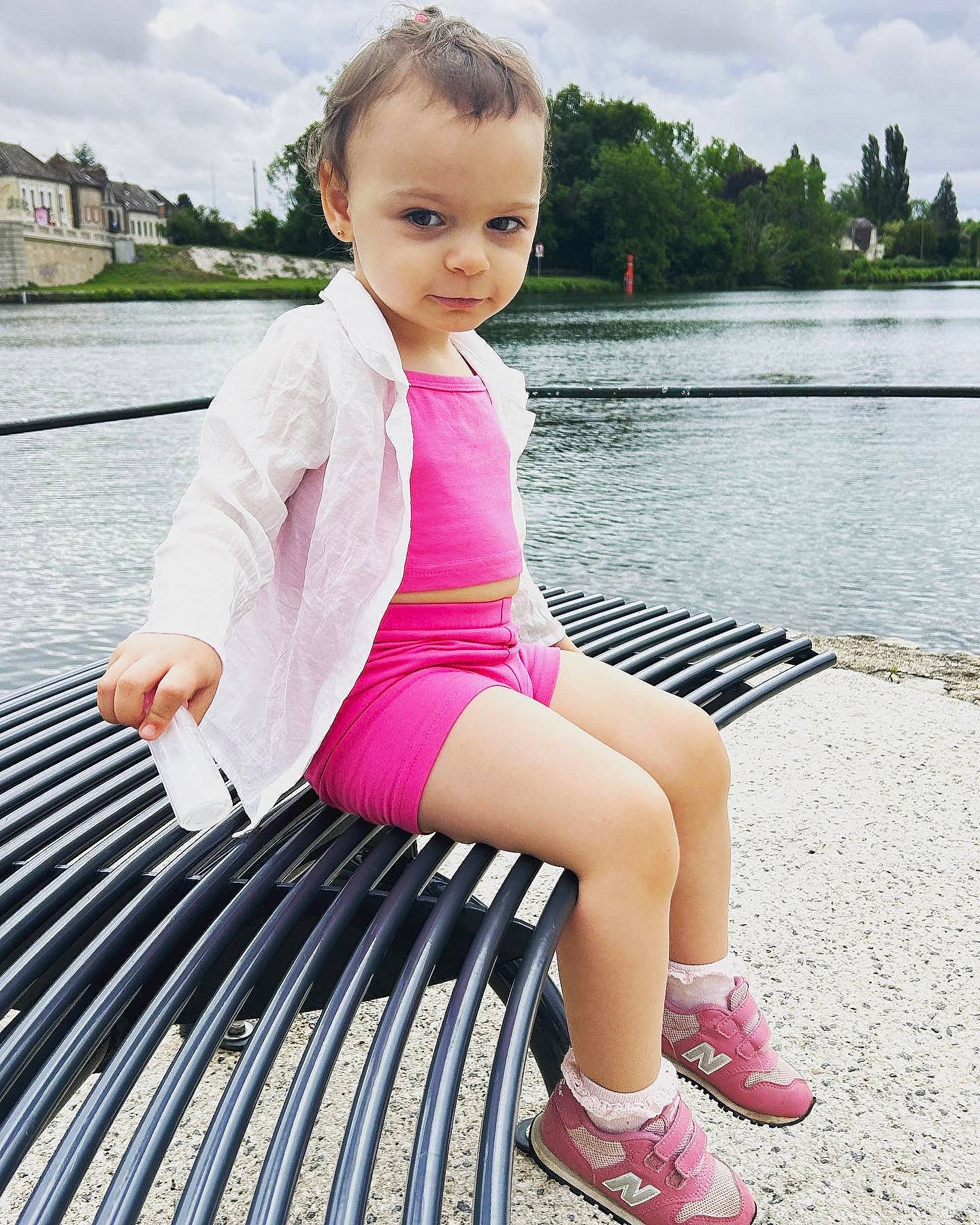 Lara a rejoint le concours — aidez-le/la à gagner de superbes lots ! baby_toddler_clothing, cloud, finger, grass, happy, joint, knee, lake, leg, leisure, neck, person, pink, shoulder, sky, sleeve, standing, thigh, toddler, water