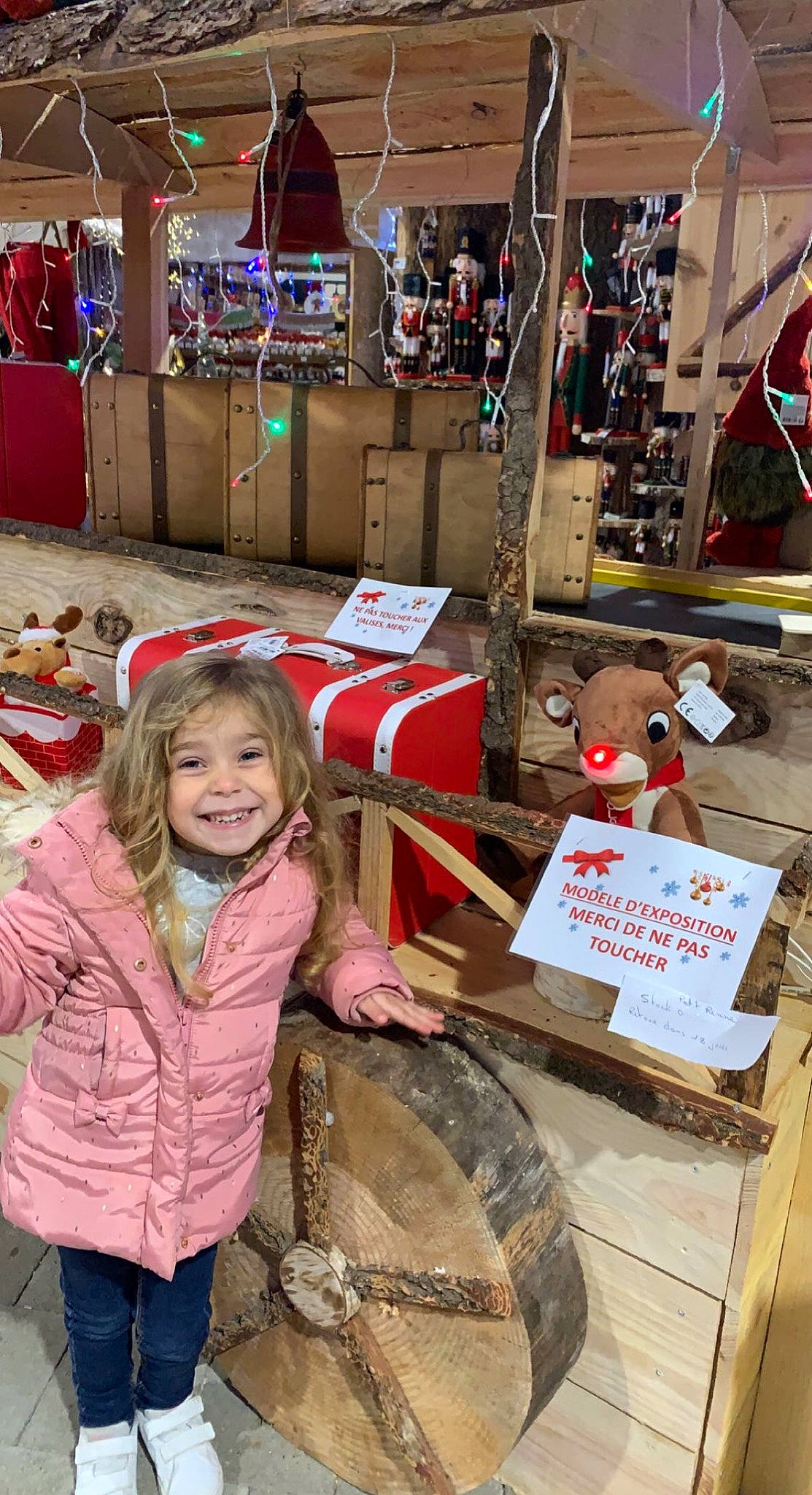 Lya a rejoint le concours — aidez-le/la à gagner de superbes lots ! bag, child, city, community, event, fun, happy, human_settlement, joy, leisure, market, people, person, photograph, public_space, retail, shopping, smile, snapshot, toddler