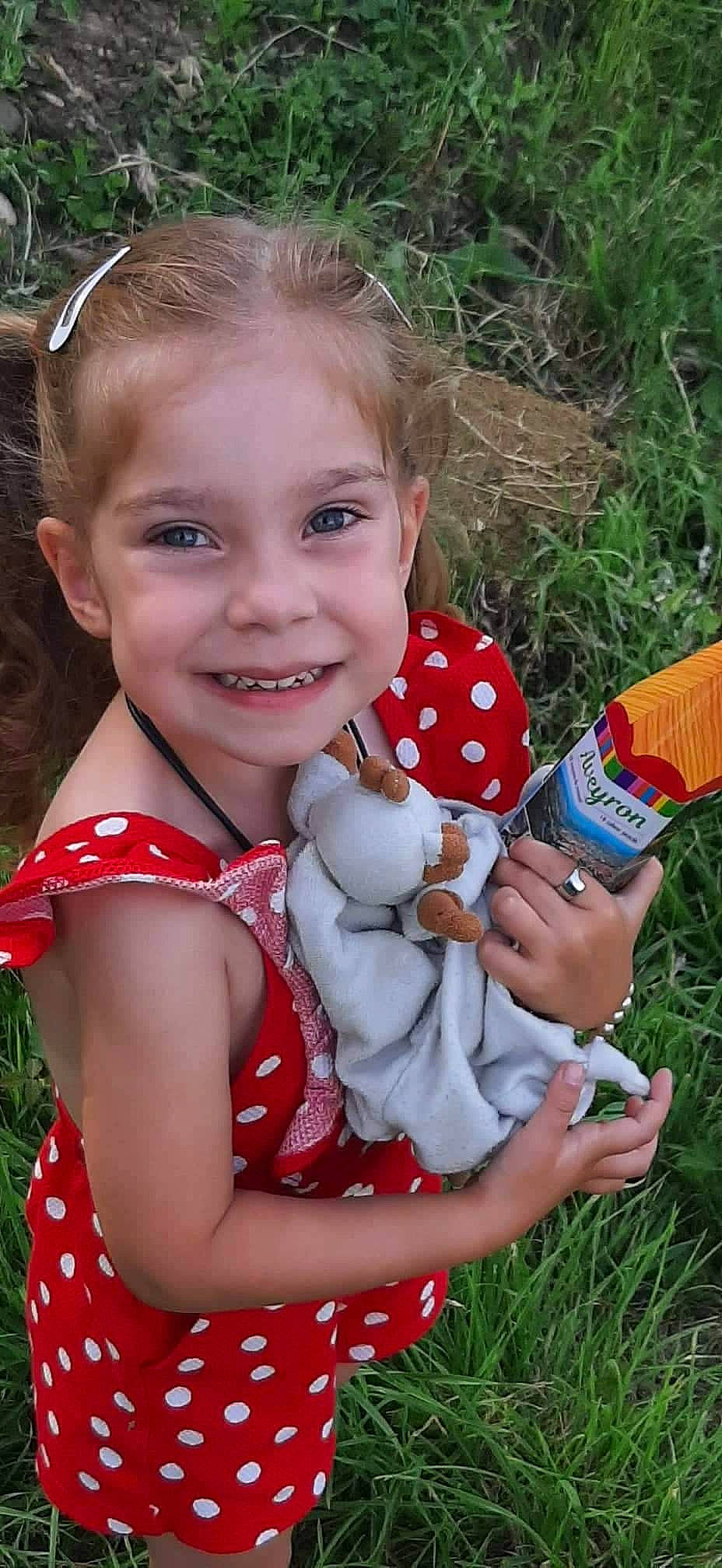 Lya participe au concours pour gagner de l'argent avec cette photo : baby_toddler_clothing, child, event, face, fruit, fun, grass, hand, happy, head, joy, pattern, people_in_nature, person, plant, skin, smile, spring, summer, thumb